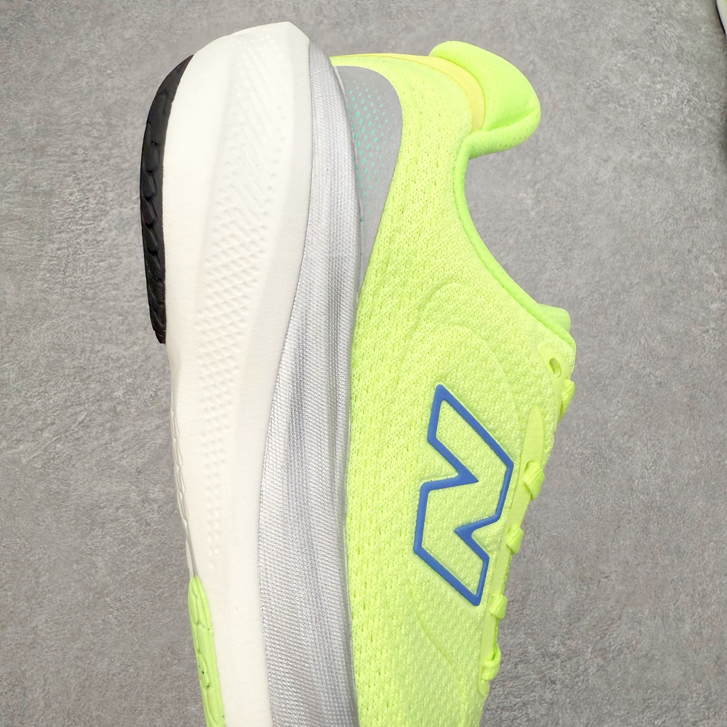 图片[6]-New Balance Fresh Foam X NB1080V6 新百伦系列低帮轻量化厚底健身休闲运动慢跑鞋 近赏｜无论是日常慢跑，还是City Walk，它都可轻松应对提起今年最流行的事情，想必在你所在的城市来一段City Walk，是很多潮男潮女都会做的吧。当时间来到十月，一年中最舒服的时光，无论是慢跑也好，还是City Walk，今天推荐的这双鞋，都可以轻松应对。那就是可以带给你久违的松弛感、治愈你柔软的需要的New Balance Fresh Foam X1080v15。作为New Balance经典跑鞋系列，1080系列可以说凝聚了品牌历来前沿科技与制造匠心。今年的v13版本可谓再度革新。在舒适体验、运动性能以及造型风格三个维度上做到了有机交融。舒适体验一直是1080跑鞋系列带给我们最大的直观感受，加上本就带有严肃跑鞋基因，在今年全新材料配方的Fresh FoamX中底泡棉上则有了不一样的缓震性能，重新定义“踩屎感”。可再生柔软针织鞋面使用可追溯的Repreve再生鞋面材料，柔软透气的鞋面提供绵密的贴合与包裹感，轻量分区橡胶大底分区外底橡胶采用新材料，改进纹路设计，增加前掌外底硬度，提升滚动反馈和传动效率。尺码：36 36.5 37 38 39.5 40 40.5 41.5 42 42.5 43 44 44.5 45-选品中心