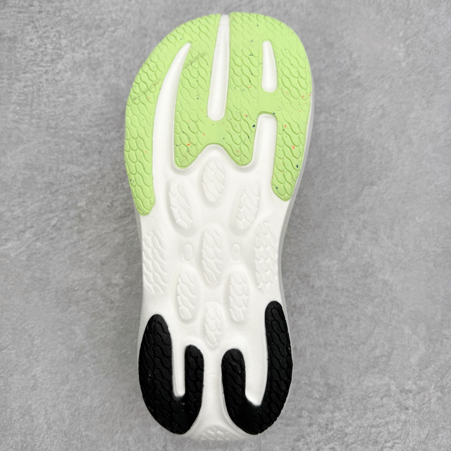 图片[9]-New Balance Fresh Foam X NB1080V6 新百伦系列低帮轻量化厚底健身休闲运动慢跑鞋 近赏｜无论是日常慢跑，还是City Walk，它都可轻松应对提起今年最流行的事情，想必在你所在的城市来一段City Walk，是很多潮男潮女都会做的吧。当时间来到十月，一年中最舒服的时光，无论是慢跑也好，还是City Walk，今天推荐的这双鞋，都可以轻松应对。那就是可以带给你久违的松弛感、治愈你柔软的需要的New Balance Fresh Foam X1080v15。作为New Balance经典跑鞋系列，1080系列可以说凝聚了品牌历来前沿科技与制造匠心。今年的v13版本可谓再度革新。在舒适体验、运动性能以及造型风格三个维度上做到了有机交融。舒适体验一直是1080跑鞋系列带给我们最大的直观感受，加上本就带有严肃跑鞋基因，在今年全新材料配方的Fresh FoamX中底泡棉上则有了不一样的缓震性能，重新定义“踩屎感”。可再生柔软针织鞋面使用可追溯的Repreve再生鞋面材料，柔软透气的鞋面提供绵密的贴合与包裹感，轻量分区橡胶大底分区外底橡胶采用新材料，改进纹路设计，增加前掌外底硬度，提升滚动反馈和传动效率。尺码：36 36.5 37 38 39.5 40 40.5 41.5 42 42.5 43 44 44.5 45-选品中心