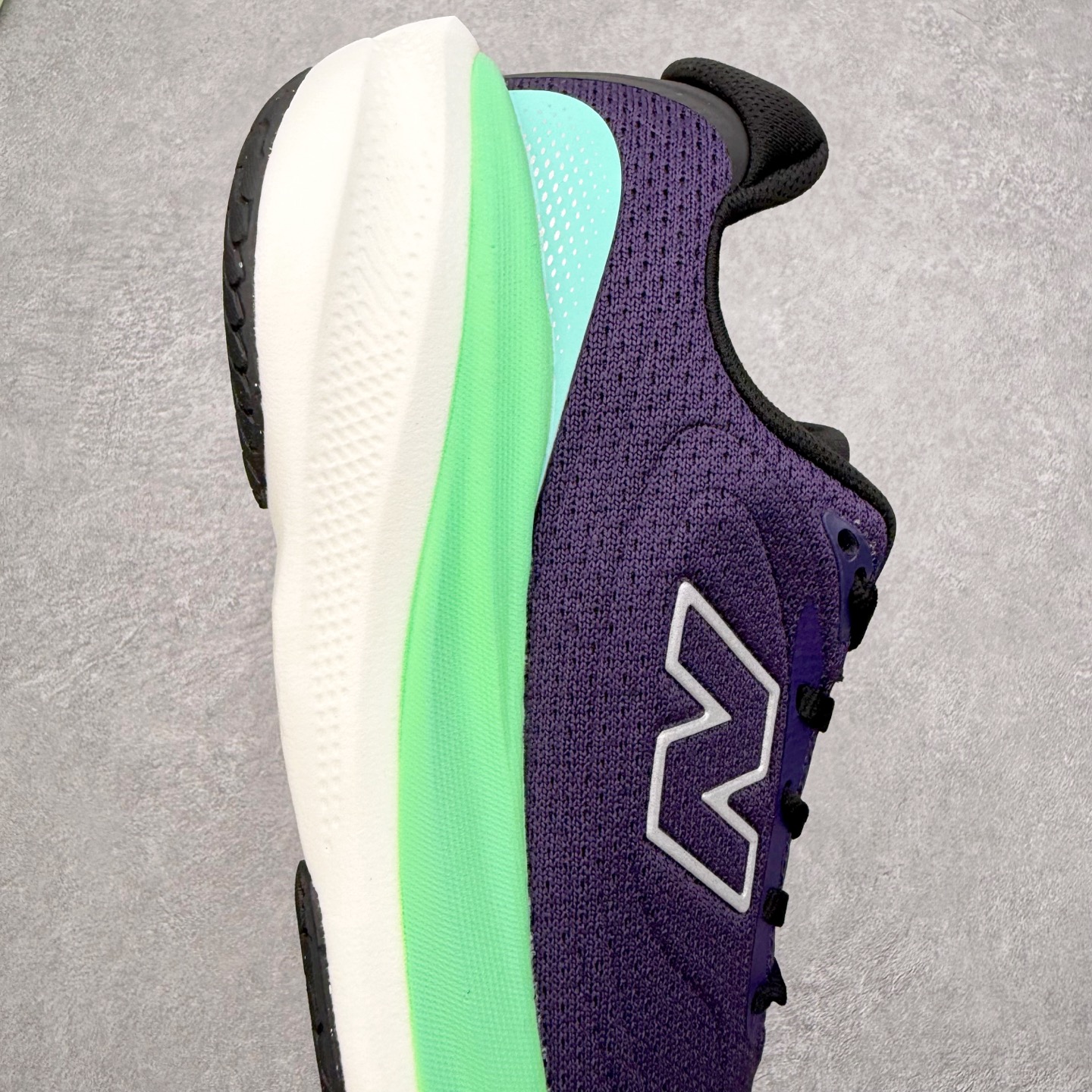 图片[6]-New Balance Fresh Foam X NB1080V6 新百伦系列低帮轻量化厚底健身休闲运动慢跑鞋 近赏｜无论是日常慢跑，还是City Walk，它都可轻松应对提起今年最流行的事情，想必在你所在的城市来一段City Walk，是很多潮男潮女都会做的吧。当时间来到十月，一年中最舒服的时光，无论是慢跑也好，还是City Walk，今天推荐的这双鞋，都可以轻松应对。那就是可以带给你久违的松弛感、治愈你柔软的需要的New Balance Fresh Foam X1080v15。作为New Balance经典跑鞋系列，1080系列可以说凝聚了品牌历来前沿科技与制造匠心。今年的v13版本可谓再度革新。在舒适体验、运动性能以及造型风格三个维度上做到了有机交融。舒适体验一直是1080跑鞋系列带给我们最大的直观感受，加上本就带有严肃跑鞋基因，在今年全新材料配方的Fresh FoamX中底泡棉上则有了不一样的缓震性能，重新定义“踩屎感”。可再生柔软针织鞋面使用可追溯的Repreve再生鞋面材料，柔软透气的鞋面提供绵密的贴合与包裹感，轻量分区橡胶大底分区外底橡胶采用新材料，改进纹路设计，增加前掌外底硬度，提升滚动反馈和传动效率。尺码：36 36.5 37 38 39.5 40 40.5 41.5 42 42.5 43 44 44.5 45-选品中心