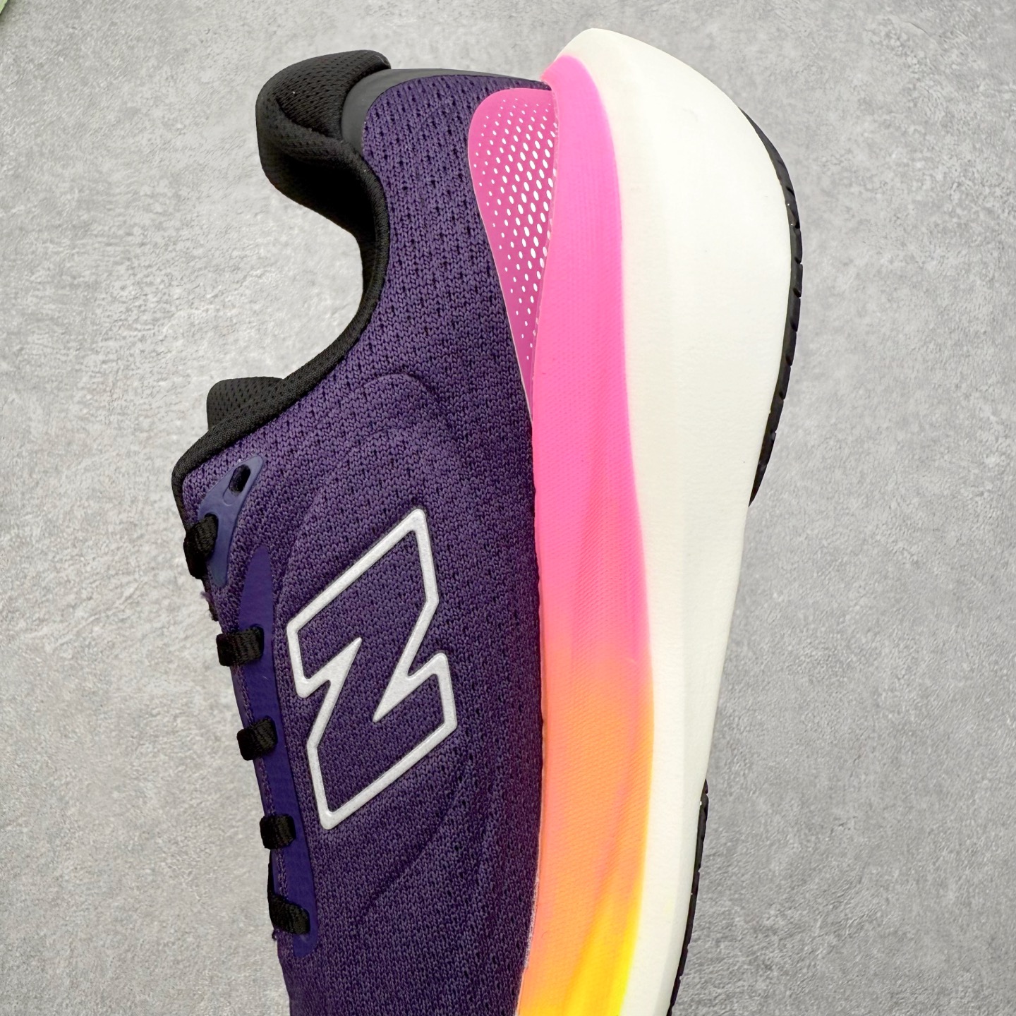 图片[7]-New Balance Fresh Foam X NB1080V6 新百伦系列低帮轻量化厚底健身休闲运动慢跑鞋 近赏｜无论是日常慢跑，还是City Walk，它都可轻松应对提起今年最流行的事情，想必在你所在的城市来一段City Walk，是很多潮男潮女都会做的吧。当时间来到十月，一年中最舒服的时光，无论是慢跑也好，还是City Walk，今天推荐的这双鞋，都可以轻松应对。那就是可以带给你久违的松弛感、治愈你柔软的需要的New Balance Fresh Foam X1080v15。作为New Balance经典跑鞋系列，1080系列可以说凝聚了品牌历来前沿科技与制造匠心。今年的v13版本可谓再度革新。在舒适体验、运动性能以及造型风格三个维度上做到了有机交融。舒适体验一直是1080跑鞋系列带给我们最大的直观感受，加上本就带有严肃跑鞋基因，在今年全新材料配方的Fresh FoamX中底泡棉上则有了不一样的缓震性能，重新定义“踩屎感”。可再生柔软针织鞋面使用可追溯的Repreve再生鞋面材料，柔软透气的鞋面提供绵密的贴合与包裹感，轻量分区橡胶大底分区外底橡胶采用新材料，改进纹路设计，增加前掌外底硬度，提升滚动反馈和传动效率。尺码：36 36.5 37 38 39.5 40 40.5 41.5 42 42.5 43 44 44.5 45-选品中心