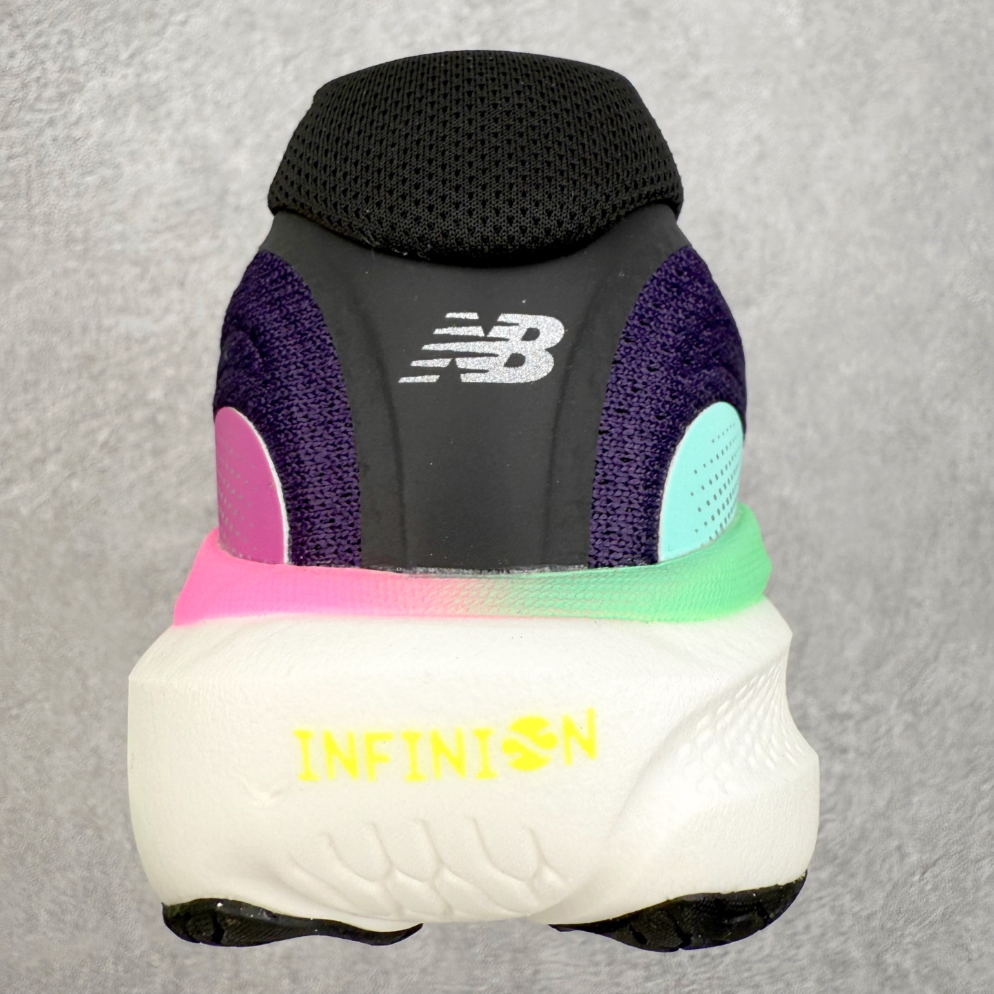 图片[8]-New Balance Fresh Foam X NB1080V6 新百伦系列低帮轻量化厚底健身休闲运动慢跑鞋 近赏｜无论是日常慢跑，还是City Walk，它都可轻松应对提起今年最流行的事情，想必在你所在的城市来一段City Walk，是很多潮男潮女都会做的吧。当时间来到十月，一年中最舒服的时光，无论是慢跑也好，还是City Walk，今天推荐的这双鞋，都可以轻松应对。那就是可以带给你久违的松弛感、治愈你柔软的需要的New Balance Fresh Foam X1080v15。作为New Balance经典跑鞋系列，1080系列可以说凝聚了品牌历来前沿科技与制造匠心。今年的v13版本可谓再度革新。在舒适体验、运动性能以及造型风格三个维度上做到了有机交融。舒适体验一直是1080跑鞋系列带给我们最大的直观感受，加上本就带有严肃跑鞋基因，在今年全新材料配方的Fresh FoamX中底泡棉上则有了不一样的缓震性能，重新定义“踩屎感”。可再生柔软针织鞋面使用可追溯的Repreve再生鞋面材料，柔软透气的鞋面提供绵密的贴合与包裹感，轻量分区橡胶大底分区外底橡胶采用新材料，改进纹路设计，增加前掌外底硬度，提升滚动反馈和传动效率。尺码：36 36.5 37 38 39.5 40 40.5 41.5 42 42.5 43 44 44.5 45-选品中心