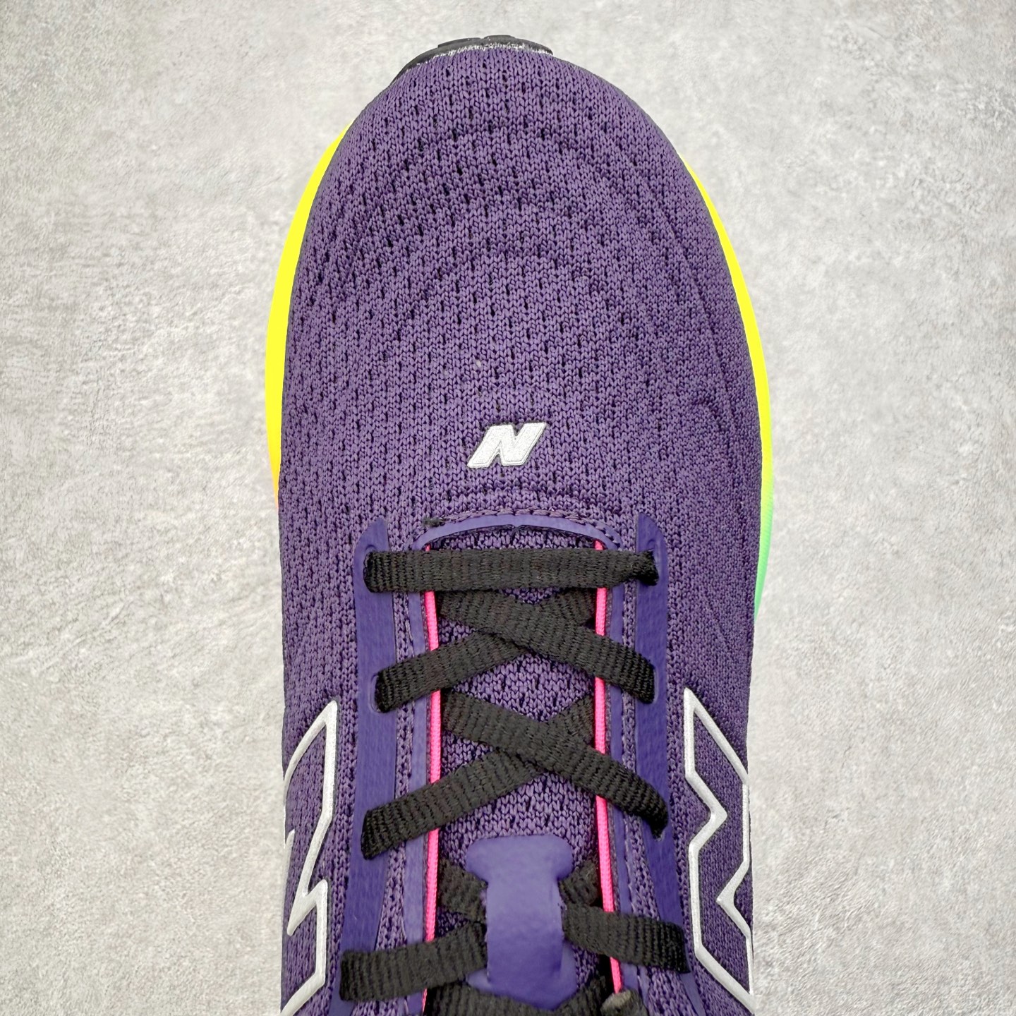 图片[4]-New Balance Fresh Foam X NB1080V6 新百伦系列低帮轻量化厚底健身休闲运动慢跑鞋 近赏｜无论是日常慢跑，还是City Walk，它都可轻松应对提起今年最流行的事情，想必在你所在的城市来一段City Walk，是很多潮男潮女都会做的吧。当时间来到十月，一年中最舒服的时光，无论是慢跑也好，还是City Walk，今天推荐的这双鞋，都可以轻松应对。那就是可以带给你久违的松弛感、治愈你柔软的需要的New Balance Fresh Foam X1080v15。作为New Balance经典跑鞋系列，1080系列可以说凝聚了品牌历来前沿科技与制造匠心。今年的v13版本可谓再度革新。在舒适体验、运动性能以及造型风格三个维度上做到了有机交融。舒适体验一直是1080跑鞋系列带给我们最大的直观感受，加上本就带有严肃跑鞋基因，在今年全新材料配方的Fresh FoamX中底泡棉上则有了不一样的缓震性能，重新定义“踩屎感”。可再生柔软针织鞋面使用可追溯的Repreve再生鞋面材料，柔软透气的鞋面提供绵密的贴合与包裹感，轻量分区橡胶大底分区外底橡胶采用新材料，改进纹路设计，增加前掌外底硬度，提升滚动反馈和传动效率。尺码：36 36.5 37 38 39.5 40 40.5 41.5 42 42.5 43 44 44.5 45-选品中心