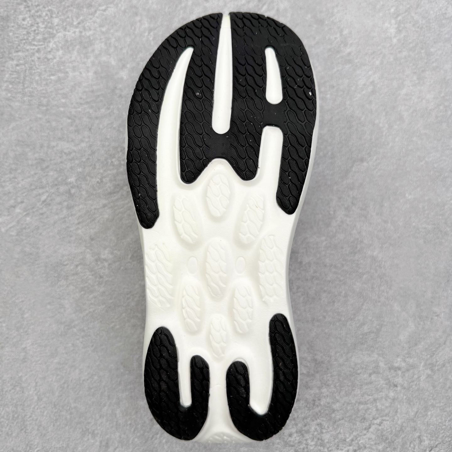 图片[9]-New Balance Fresh Foam X NB1080V6 新百伦系列低帮轻量化厚底健身休闲运动慢跑鞋 近赏｜无论是日常慢跑，还是City Walk，它都可轻松应对提起今年最流行的事情，想必在你所在的城市来一段City Walk，是很多潮男潮女都会做的吧。当时间来到十月，一年中最舒服的时光，无论是慢跑也好，还是City Walk，今天推荐的这双鞋，都可以轻松应对。那就是可以带给你久违的松弛感、治愈你柔软的需要的New Balance Fresh Foam X1080v15。作为New Balance经典跑鞋系列，1080系列可以说凝聚了品牌历来前沿科技与制造匠心。今年的v13版本可谓再度革新。在舒适体验、运动性能以及造型风格三个维度上做到了有机交融。舒适体验一直是1080跑鞋系列带给我们最大的直观感受，加上本就带有严肃跑鞋基因，在今年全新材料配方的Fresh FoamX中底泡棉上则有了不一样的缓震性能，重新定义“踩屎感”。可再生柔软针织鞋面使用可追溯的Repreve再生鞋面材料，柔软透气的鞋面提供绵密的贴合与包裹感，轻量分区橡胶大底分区外底橡胶采用新材料，改进纹路设计，增加前掌外底硬度，提升滚动反馈和传动效率。尺码：36 36.5 37 38 39.5 40 40.5 41.5 42 42.5 43 44 44.5 45-选品中心