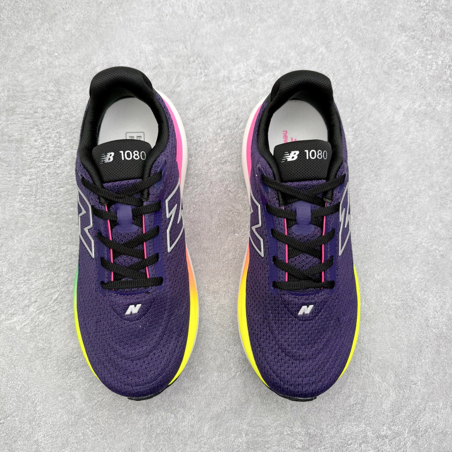 图片[2]-New Balance Fresh Foam X NB1080V6 新百伦系列低帮轻量化厚底健身休闲运动慢跑鞋 近赏｜无论是日常慢跑，还是City Walk，它都可轻松应对提起今年最流行的事情，想必在你所在的城市来一段City Walk，是很多潮男潮女都会做的吧。当时间来到十月，一年中最舒服的时光，无论是慢跑也好，还是City Walk，今天推荐的这双鞋，都可以轻松应对。那就是可以带给你久违的松弛感、治愈你柔软的需要的New Balance Fresh Foam X1080v15。作为New Balance经典跑鞋系列，1080系列可以说凝聚了品牌历来前沿科技与制造匠心。今年的v13版本可谓再度革新。在舒适体验、运动性能以及造型风格三个维度上做到了有机交融。舒适体验一直是1080跑鞋系列带给我们最大的直观感受，加上本就带有严肃跑鞋基因，在今年全新材料配方的Fresh FoamX中底泡棉上则有了不一样的缓震性能，重新定义“踩屎感”。可再生柔软针织鞋面使用可追溯的Repreve再生鞋面材料，柔软透气的鞋面提供绵密的贴合与包裹感，轻量分区橡胶大底分区外底橡胶采用新材料，改进纹路设计，增加前掌外底硬度，提升滚动反馈和传动效率。尺码：36 36.5 37 38 39.5 40 40.5 41.5 42 42.5 43 44 44.5 45-选品中心