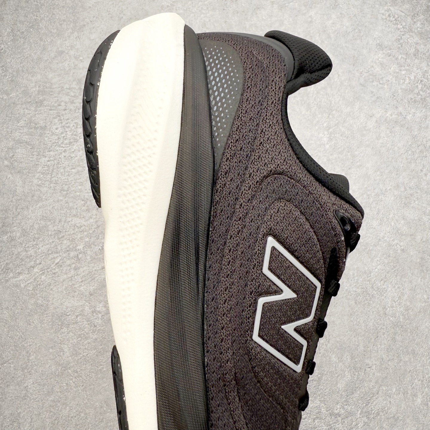 图片[6]-New Balance Fresh Foam X NB1080V6 新百伦系列低帮轻量化厚底健身休闲运动慢跑鞋 近赏｜无论是日常慢跑，还是City Walk，它都可轻松应对提起今年最流行的事情，想必在你所在的城市来一段City Walk，是很多潮男潮女都会做的吧。当时间来到十月，一年中最舒服的时光，无论是慢跑也好，还是City Walk，今天推荐的这双鞋，都可以轻松应对。那就是可以带给你久违的松弛感、治愈你柔软的需要的New Balance Fresh Foam X1080v15。作为New Balance经典跑鞋系列，1080系列可以说凝聚了品牌历来前沿科技与制造匠心。今年的v13版本可谓再度革新。在舒适体验、运动性能以及造型风格三个维度上做到了有机交融。舒适体验一直是1080跑鞋系列带给我们最大的直观感受，加上本就带有严肃跑鞋基因，在今年全新材料配方的Fresh FoamX中底泡棉上则有了不一样的缓震性能，重新定义“踩屎感”。可再生柔软针织鞋面使用可追溯的Repreve再生鞋面材料，柔软透气的鞋面提供绵密的贴合与包裹感，轻量分区橡胶大底分区外底橡胶采用新材料，改进纹路设计，增加前掌外底硬度，提升滚动反馈和传动效率。尺码：36 36.5 37 38 39.5 40 40.5 41.5 42 42.5 43 44 44.5 45-选品中心