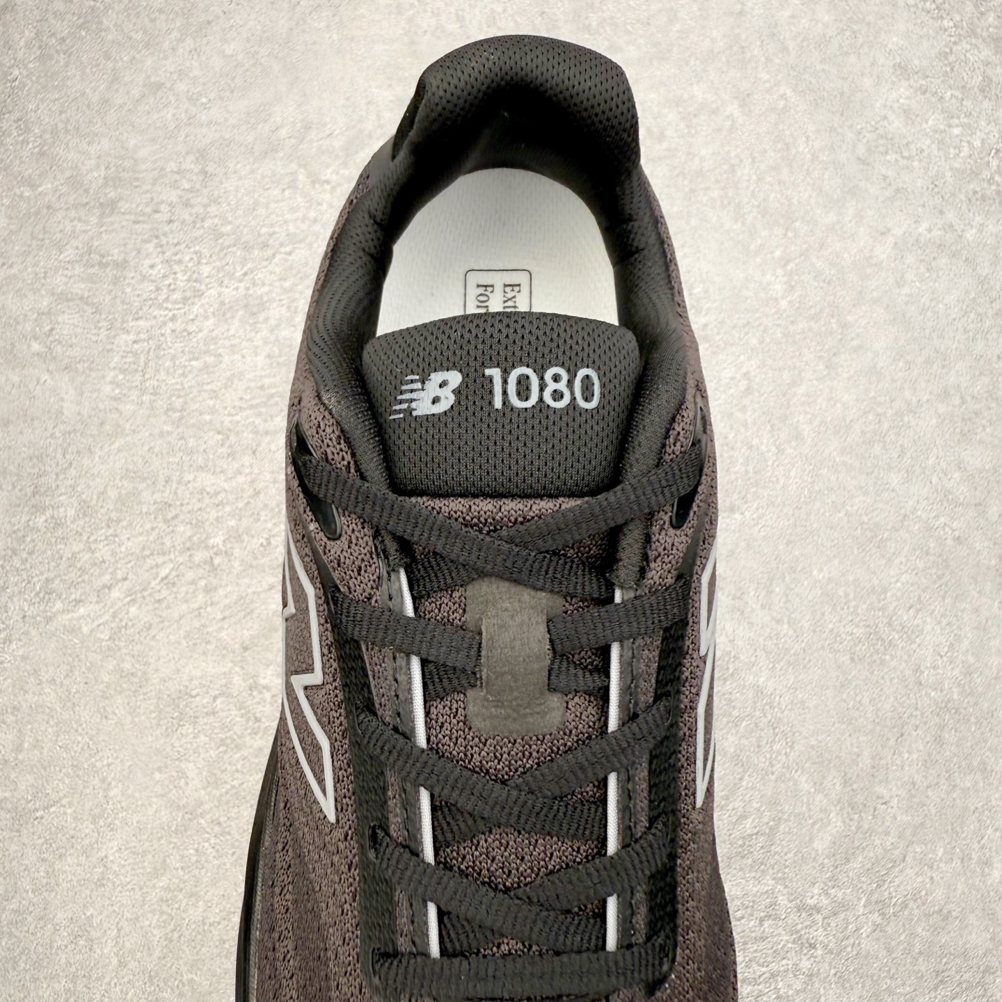 图片[5]-New Balance Fresh Foam X NB1080V6 新百伦系列低帮轻量化厚底健身休闲运动慢跑鞋 近赏｜无论是日常慢跑，还是City Walk，它都可轻松应对提起今年最流行的事情，想必在你所在的城市来一段City Walk，是很多潮男潮女都会做的吧。当时间来到十月，一年中最舒服的时光，无论是慢跑也好，还是City Walk，今天推荐的这双鞋，都可以轻松应对。那就是可以带给你久违的松弛感、治愈你柔软的需要的New Balance Fresh Foam X1080v15。作为New Balance经典跑鞋系列，1080系列可以说凝聚了品牌历来前沿科技与制造匠心。今年的v13版本可谓再度革新。在舒适体验、运动性能以及造型风格三个维度上做到了有机交融。舒适体验一直是1080跑鞋系列带给我们最大的直观感受，加上本就带有严肃跑鞋基因，在今年全新材料配方的Fresh FoamX中底泡棉上则有了不一样的缓震性能，重新定义“踩屎感”。可再生柔软针织鞋面使用可追溯的Repreve再生鞋面材料，柔软透气的鞋面提供绵密的贴合与包裹感，轻量分区橡胶大底分区外底橡胶采用新材料，改进纹路设计，增加前掌外底硬度，提升滚动反馈和传动效率。尺码：36 36.5 37 38 39.5 40 40.5 41.5 42 42.5 43 44 44.5 45-选品中心