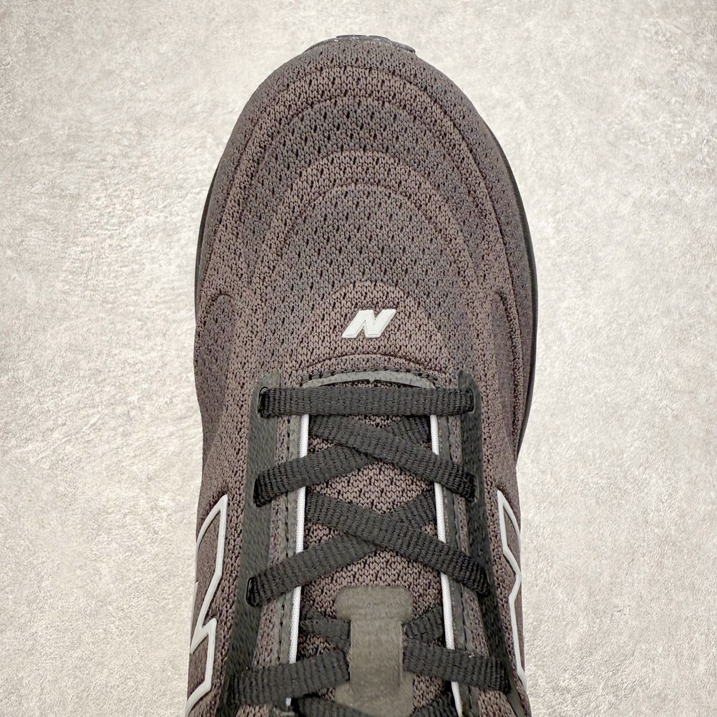 图片[4]-New Balance Fresh Foam X NB1080V6 新百伦系列低帮轻量化厚底健身休闲运动慢跑鞋 近赏｜无论是日常慢跑，还是City Walk，它都可轻松应对提起今年最流行的事情，想必在你所在的城市来一段City Walk，是很多潮男潮女都会做的吧。当时间来到十月，一年中最舒服的时光，无论是慢跑也好，还是City Walk，今天推荐的这双鞋，都可以轻松应对。那就是可以带给你久违的松弛感、治愈你柔软的需要的New Balance Fresh Foam X1080v15。作为New Balance经典跑鞋系列，1080系列可以说凝聚了品牌历来前沿科技与制造匠心。今年的v13版本可谓再度革新。在舒适体验、运动性能以及造型风格三个维度上做到了有机交融。舒适体验一直是1080跑鞋系列带给我们最大的直观感受，加上本就带有严肃跑鞋基因，在今年全新材料配方的Fresh FoamX中底泡棉上则有了不一样的缓震性能，重新定义“踩屎感”。可再生柔软针织鞋面使用可追溯的Repreve再生鞋面材料，柔软透气的鞋面提供绵密的贴合与包裹感，轻量分区橡胶大底分区外底橡胶采用新材料，改进纹路设计，增加前掌外底硬度，提升滚动反馈和传动效率。尺码：36 36.5 37 38 39.5 40 40.5 41.5 42 42.5 43 44 44.5 45-选品中心