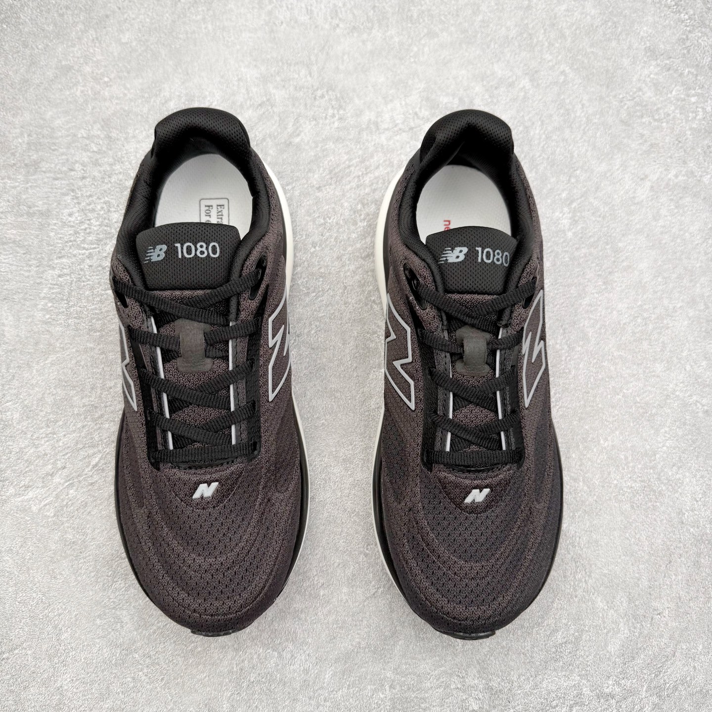 图片[2]-New Balance Fresh Foam X NB1080V6 新百伦系列低帮轻量化厚底健身休闲运动慢跑鞋 近赏｜无论是日常慢跑，还是City Walk，它都可轻松应对提起今年最流行的事情，想必在你所在的城市来一段City Walk，是很多潮男潮女都会做的吧。当时间来到十月，一年中最舒服的时光，无论是慢跑也好，还是City Walk，今天推荐的这双鞋，都可以轻松应对。那就是可以带给你久违的松弛感、治愈你柔软的需要的New Balance Fresh Foam X1080v15。作为New Balance经典跑鞋系列，1080系列可以说凝聚了品牌历来前沿科技与制造匠心。今年的v13版本可谓再度革新。在舒适体验、运动性能以及造型风格三个维度上做到了有机交融。舒适体验一直是1080跑鞋系列带给我们最大的直观感受，加上本就带有严肃跑鞋基因，在今年全新材料配方的Fresh FoamX中底泡棉上则有了不一样的缓震性能，重新定义“踩屎感”。可再生柔软针织鞋面使用可追溯的Repreve再生鞋面材料，柔软透气的鞋面提供绵密的贴合与包裹感，轻量分区橡胶大底分区外底橡胶采用新材料，改进纹路设计，增加前掌外底硬度，提升滚动反馈和传动效率。尺码：36 36.5 37 38 39.5 40 40.5 41.5 42 42.5 43 44 44.5 45-选品中心