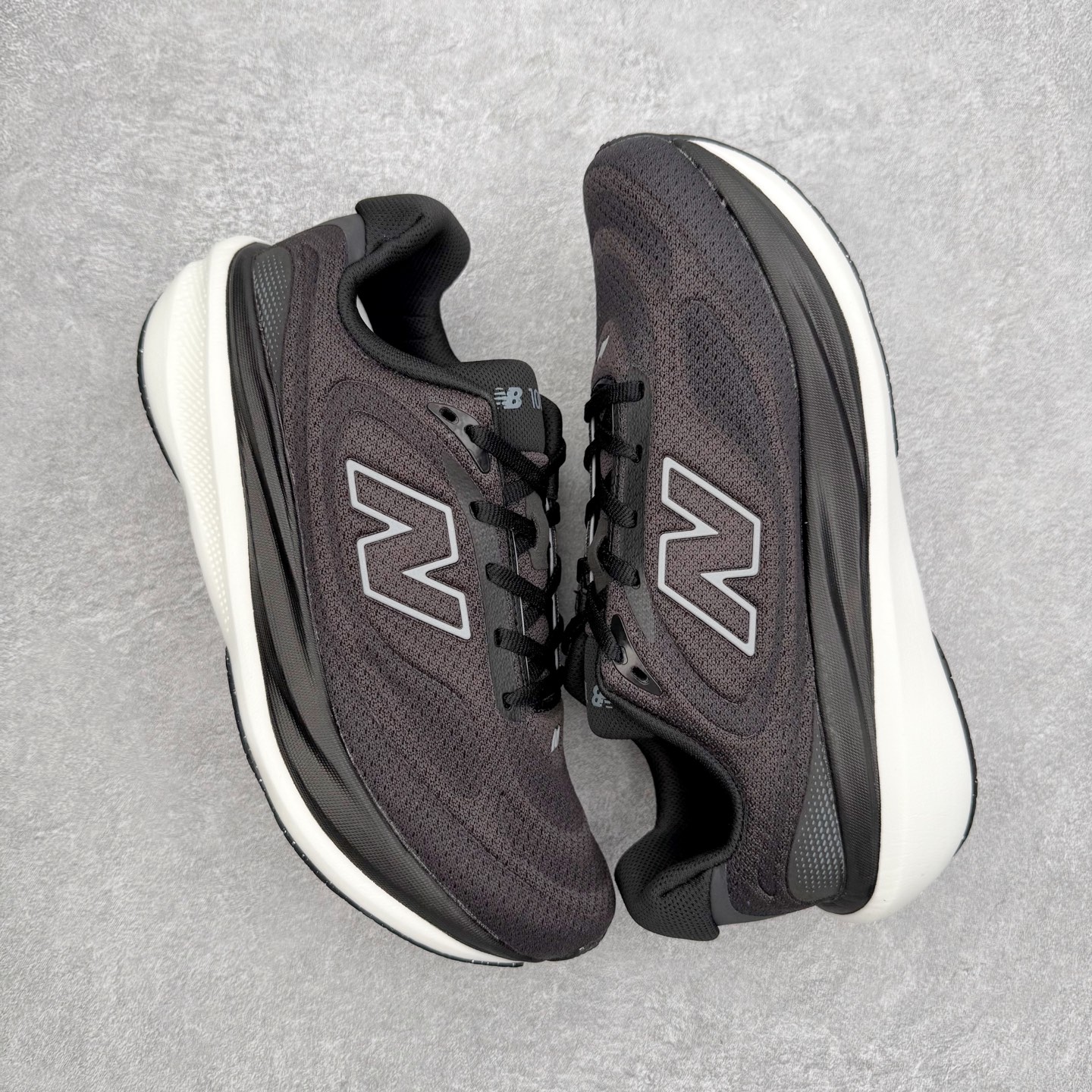 图片[3]-New Balance Fresh Foam X NB1080V6 新百伦系列低帮轻量化厚底健身休闲运动慢跑鞋 近赏｜无论是日常慢跑，还是City Walk，它都可轻松应对提起今年最流行的事情，想必在你所在的城市来一段City Walk，是很多潮男潮女都会做的吧。当时间来到十月，一年中最舒服的时光，无论是慢跑也好，还是City Walk，今天推荐的这双鞋，都可以轻松应对。那就是可以带给你久违的松弛感、治愈你柔软的需要的New Balance Fresh Foam X1080v15。作为New Balance经典跑鞋系列，1080系列可以说凝聚了品牌历来前沿科技与制造匠心。今年的v13版本可谓再度革新。在舒适体验、运动性能以及造型风格三个维度上做到了有机交融。舒适体验一直是1080跑鞋系列带给我们最大的直观感受，加上本就带有严肃跑鞋基因，在今年全新材料配方的Fresh FoamX中底泡棉上则有了不一样的缓震性能，重新定义“踩屎感”。可再生柔软针织鞋面使用可追溯的Repreve再生鞋面材料，柔软透气的鞋面提供绵密的贴合与包裹感，轻量分区橡胶大底分区外底橡胶采用新材料，改进纹路设计，增加前掌外底硬度，提升滚动反馈和传动效率。尺码：36 36.5 37 38 39.5 40 40.5 41.5 42 42.5 43 44 44.5 45-选品中心