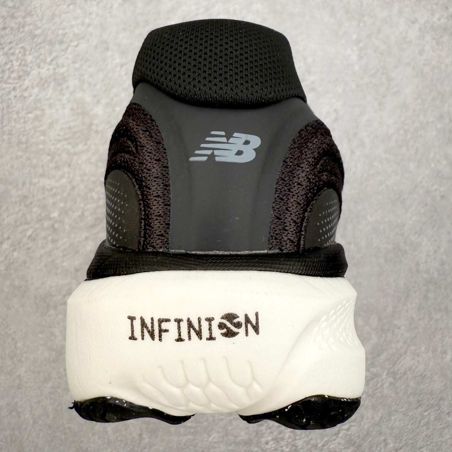 图片[8]-New Balance Fresh Foam X NB1080V6 新百伦系列低帮轻量化厚底健身休闲运动慢跑鞋 近赏｜无论是日常慢跑，还是City Walk，它都可轻松应对提起今年最流行的事情，想必在你所在的城市来一段City Walk，是很多潮男潮女都会做的吧。当时间来到十月，一年中最舒服的时光，无论是慢跑也好，还是City Walk，今天推荐的这双鞋，都可以轻松应对。那就是可以带给你久违的松弛感、治愈你柔软的需要的New Balance Fresh Foam X1080v15。作为New Balance经典跑鞋系列，1080系列可以说凝聚了品牌历来前沿科技与制造匠心。今年的v13版本可谓再度革新。在舒适体验、运动性能以及造型风格三个维度上做到了有机交融。舒适体验一直是1080跑鞋系列带给我们最大的直观感受，加上本就带有严肃跑鞋基因，在今年全新材料配方的Fresh FoamX中底泡棉上则有了不一样的缓震性能，重新定义“踩屎感”。可再生柔软针织鞋面使用可追溯的Repreve再生鞋面材料，柔软透气的鞋面提供绵密的贴合与包裹感，轻量分区橡胶大底分区外底橡胶采用新材料，改进纹路设计，增加前掌外底硬度，提升滚动反馈和传动效率。尺码：36 36.5 37 38 39.5 40 40.5 41.5 42 42.5 43 44 44.5 45-选品中心