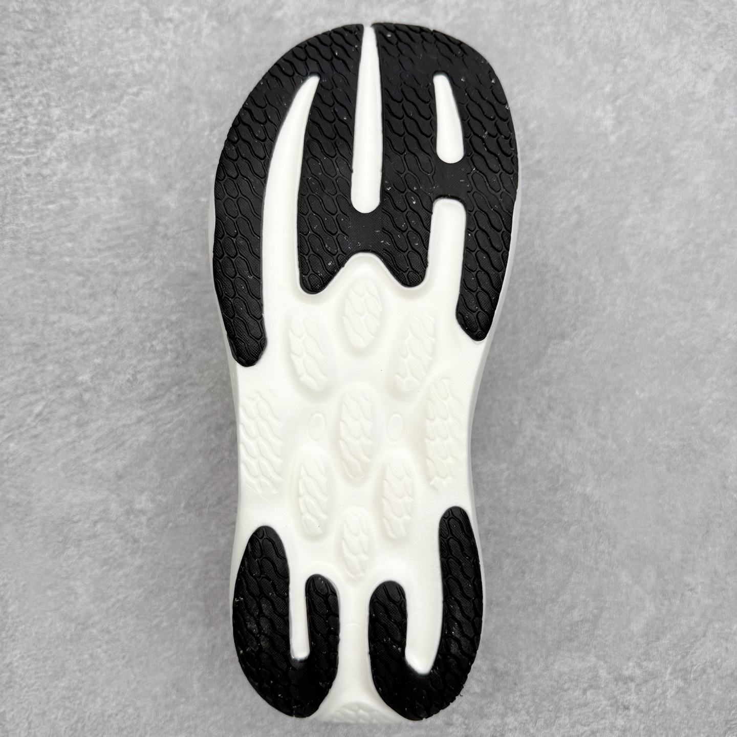 图片[9]-New Balance Fresh Foam X NB1080V6 新百伦系列低帮轻量化厚底健身休闲运动慢跑鞋 近赏｜无论是日常慢跑，还是City Walk，它都可轻松应对提起今年最流行的事情，想必在你所在的城市来一段City Walk，是很多潮男潮女都会做的吧。当时间来到十月，一年中最舒服的时光，无论是慢跑也好，还是City Walk，今天推荐的这双鞋，都可以轻松应对。那就是可以带给你久违的松弛感、治愈你柔软的需要的New Balance Fresh Foam X1080v15。作为New Balance经典跑鞋系列，1080系列可以说凝聚了品牌历来前沿科技与制造匠心。今年的v13版本可谓再度革新。在舒适体验、运动性能以及造型风格三个维度上做到了有机交融。舒适体验一直是1080跑鞋系列带给我们最大的直观感受，加上本就带有严肃跑鞋基因，在今年全新材料配方的Fresh FoamX中底泡棉上则有了不一样的缓震性能，重新定义“踩屎感”。可再生柔软针织鞋面使用可追溯的Repreve再生鞋面材料，柔软透气的鞋面提供绵密的贴合与包裹感，轻量分区橡胶大底分区外底橡胶采用新材料，改进纹路设计，增加前掌外底硬度，提升滚动反馈和传动效率。尺码：36 36.5 37 38 39.5 40 40.5 41.5 42 42.5 43 44 44.5 45-选品中心