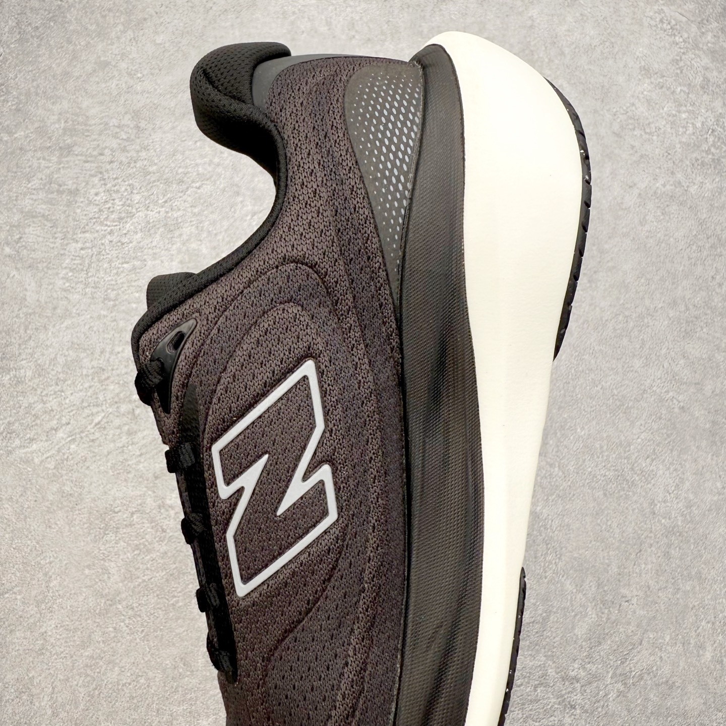 图片[7]-New Balance Fresh Foam X NB1080V6 新百伦系列低帮轻量化厚底健身休闲运动慢跑鞋 近赏｜无论是日常慢跑，还是City Walk，它都可轻松应对提起今年最流行的事情，想必在你所在的城市来一段City Walk，是很多潮男潮女都会做的吧。当时间来到十月，一年中最舒服的时光，无论是慢跑也好，还是City Walk，今天推荐的这双鞋，都可以轻松应对。那就是可以带给你久违的松弛感、治愈你柔软的需要的New Balance Fresh Foam X1080v15。作为New Balance经典跑鞋系列，1080系列可以说凝聚了品牌历来前沿科技与制造匠心。今年的v13版本可谓再度革新。在舒适体验、运动性能以及造型风格三个维度上做到了有机交融。舒适体验一直是1080跑鞋系列带给我们最大的直观感受，加上本就带有严肃跑鞋基因，在今年全新材料配方的Fresh FoamX中底泡棉上则有了不一样的缓震性能，重新定义“踩屎感”。可再生柔软针织鞋面使用可追溯的Repreve再生鞋面材料，柔软透气的鞋面提供绵密的贴合与包裹感，轻量分区橡胶大底分区外底橡胶采用新材料，改进纹路设计，增加前掌外底硬度，提升滚动反馈和传动效率。尺码：36 36.5 37 38 39.5 40 40.5 41.5 42 42.5 43 44 44.5 45-选品中心