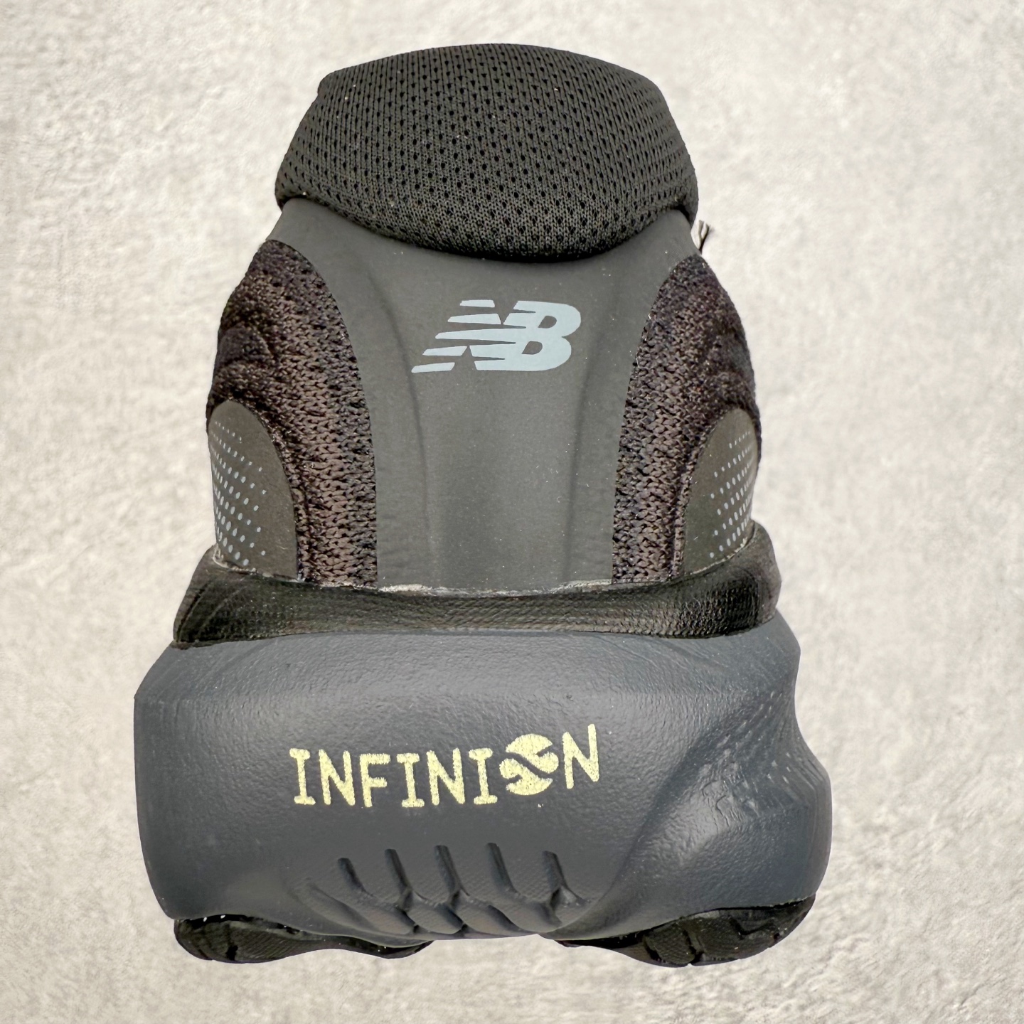 图片[8]-New Balance Fresh Foam X NB1080V6 新百伦系列低帮轻量化厚底健身休闲运动慢跑鞋 近赏｜无论是日常慢跑，还是City Walk，它都可轻松应对提起今年最流行的事情，想必在你所在的城市来一段City Walk，是很多潮男潮女都会做的吧。当时间来到十月，一年中最舒服的时光，无论是慢跑也好，还是City Walk，今天推荐的这双鞋，都可以轻松应对。那就是可以带给你久违的松弛感、治愈你柔软的需要的New Balance Fresh Foam X1080v15。作为New Balance经典跑鞋系列，1080系列可以说凝聚了品牌历来前沿科技与制造匠心。今年的v13版本可谓再度革新。在舒适体验、运动性能以及造型风格三个维度上做到了有机交融。舒适体验一直是1080跑鞋系列带给我们最大的直观感受，加上本就带有严肃跑鞋基因，在今年全新材料配方的Fresh FoamX中底泡棉上则有了不一样的缓震性能，重新定义“踩屎感”。可再生柔软针织鞋面使用可追溯的Repreve再生鞋面材料，柔软透气的鞋面提供绵密的贴合与包裹感，轻量分区橡胶大底分区外底橡胶采用新材料，改进纹路设计，增加前掌外底硬度，提升滚动反馈和传动效率。尺码：36 36.5 37 38 39.5 40 40.5 41.5 42 42.5 43 44 44.5 45-选品中心