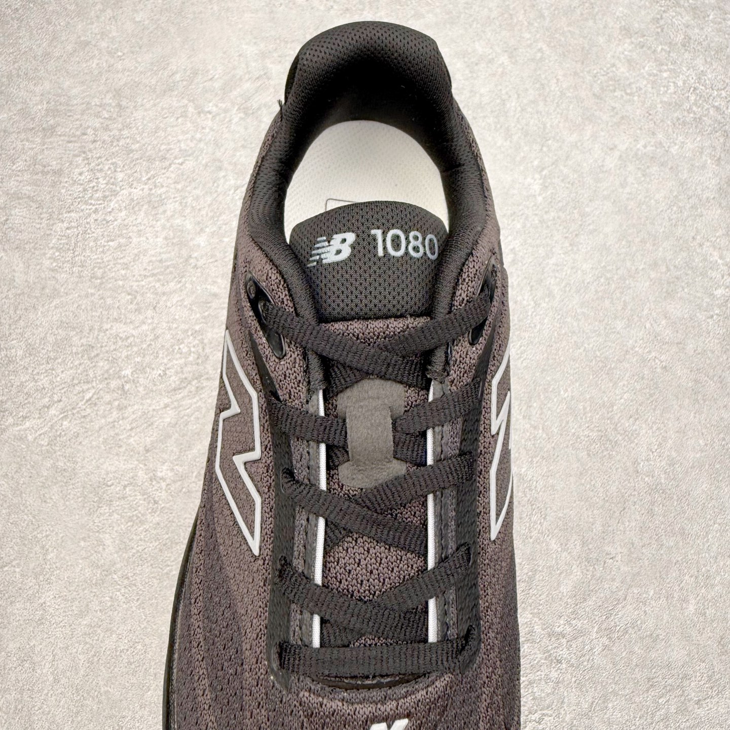 图片[5]-New Balance Fresh Foam X NB1080V6 新百伦系列低帮轻量化厚底健身休闲运动慢跑鞋 近赏｜无论是日常慢跑，还是City Walk，它都可轻松应对提起今年最流行的事情，想必在你所在的城市来一段City Walk，是很多潮男潮女都会做的吧。当时间来到十月，一年中最舒服的时光，无论是慢跑也好，还是City Walk，今天推荐的这双鞋，都可以轻松应对。那就是可以带给你久违的松弛感、治愈你柔软的需要的New Balance Fresh Foam X1080v15。作为New Balance经典跑鞋系列，1080系列可以说凝聚了品牌历来前沿科技与制造匠心。今年的v13版本可谓再度革新。在舒适体验、运动性能以及造型风格三个维度上做到了有机交融。舒适体验一直是1080跑鞋系列带给我们最大的直观感受，加上本就带有严肃跑鞋基因，在今年全新材料配方的Fresh FoamX中底泡棉上则有了不一样的缓震性能，重新定义“踩屎感”。可再生柔软针织鞋面使用可追溯的Repreve再生鞋面材料，柔软透气的鞋面提供绵密的贴合与包裹感，轻量分区橡胶大底分区外底橡胶采用新材料，改进纹路设计，增加前掌外底硬度，提升滚动反馈和传动效率。尺码：36 36.5 37 38 39.5 40 40.5 41.5 42 42.5 43 44 44.5 45-选品中心