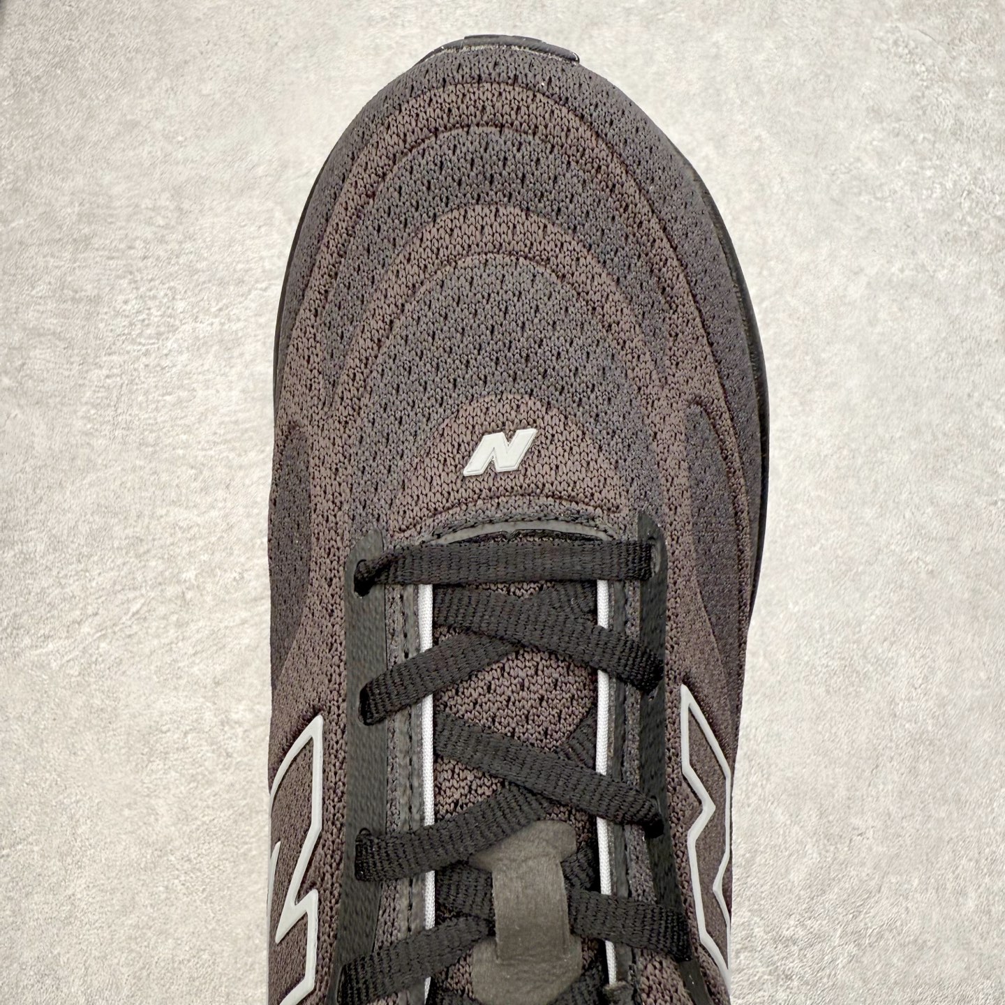 图片[4]-New Balance Fresh Foam X NB1080V6 新百伦系列低帮轻量化厚底健身休闲运动慢跑鞋 近赏｜无论是日常慢跑，还是City Walk，它都可轻松应对提起今年最流行的事情，想必在你所在的城市来一段City Walk，是很多潮男潮女都会做的吧。当时间来到十月，一年中最舒服的时光，无论是慢跑也好，还是City Walk，今天推荐的这双鞋，都可以轻松应对。那就是可以带给你久违的松弛感、治愈你柔软的需要的New Balance Fresh Foam X1080v15。作为New Balance经典跑鞋系列，1080系列可以说凝聚了品牌历来前沿科技与制造匠心。今年的v13版本可谓再度革新。在舒适体验、运动性能以及造型风格三个维度上做到了有机交融。舒适体验一直是1080跑鞋系列带给我们最大的直观感受，加上本就带有严肃跑鞋基因，在今年全新材料配方的Fresh FoamX中底泡棉上则有了不一样的缓震性能，重新定义“踩屎感”。可再生柔软针织鞋面使用可追溯的Repreve再生鞋面材料，柔软透气的鞋面提供绵密的贴合与包裹感，轻量分区橡胶大底分区外底橡胶采用新材料，改进纹路设计，增加前掌外底硬度，提升滚动反馈和传动效率。尺码：36 36.5 37 38 39.5 40 40.5 41.5 42 42.5 43 44 44.5 45-选品中心