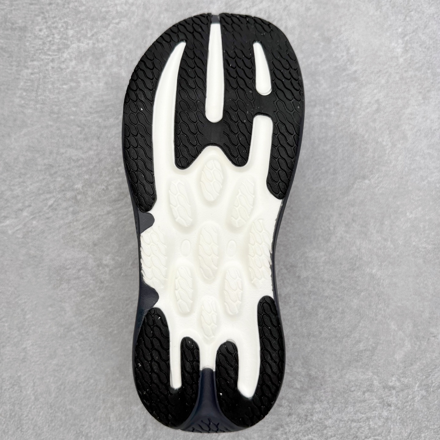 图片[9]-New Balance Fresh Foam X NB1080V6 新百伦系列低帮轻量化厚底健身休闲运动慢跑鞋 近赏｜无论是日常慢跑，还是City Walk，它都可轻松应对提起今年最流行的事情，想必在你所在的城市来一段City Walk，是很多潮男潮女都会做的吧。当时间来到十月，一年中最舒服的时光，无论是慢跑也好，还是City Walk，今天推荐的这双鞋，都可以轻松应对。那就是可以带给你久违的松弛感、治愈你柔软的需要的New Balance Fresh Foam X1080v15。作为New Balance经典跑鞋系列，1080系列可以说凝聚了品牌历来前沿科技与制造匠心。今年的v13版本可谓再度革新。在舒适体验、运动性能以及造型风格三个维度上做到了有机交融。舒适体验一直是1080跑鞋系列带给我们最大的直观感受，加上本就带有严肃跑鞋基因，在今年全新材料配方的Fresh FoamX中底泡棉上则有了不一样的缓震性能，重新定义“踩屎感”。可再生柔软针织鞋面使用可追溯的Repreve再生鞋面材料，柔软透气的鞋面提供绵密的贴合与包裹感，轻量分区橡胶大底分区外底橡胶采用新材料，改进纹路设计，增加前掌外底硬度，提升滚动反馈和传动效率。尺码：36 36.5 37 38 39.5 40 40.5 41.5 42 42.5 43 44 44.5 45-选品中心