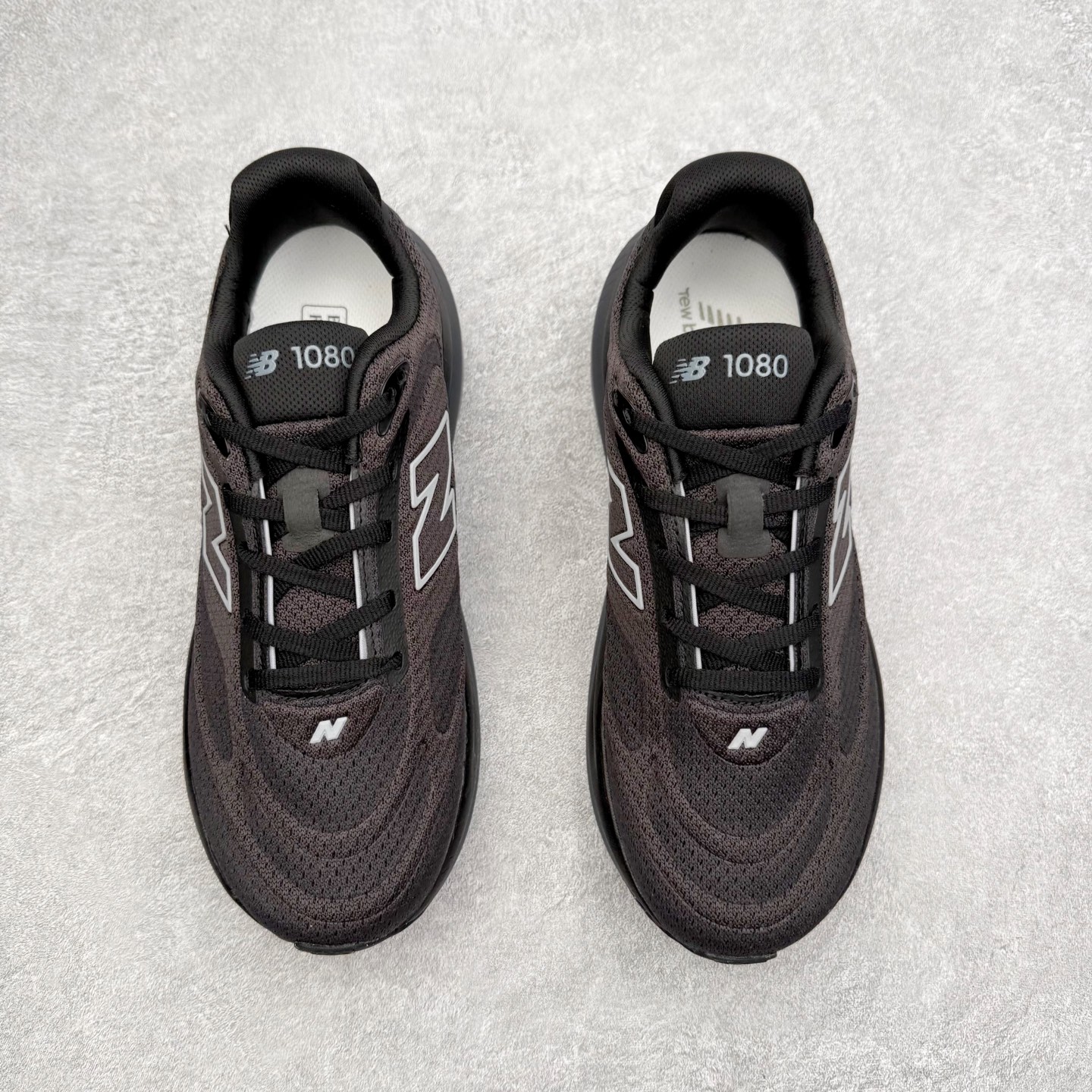 图片[2]-New Balance Fresh Foam X NB1080V6 新百伦系列低帮轻量化厚底健身休闲运动慢跑鞋 近赏｜无论是日常慢跑，还是City Walk，它都可轻松应对提起今年最流行的事情，想必在你所在的城市来一段City Walk，是很多潮男潮女都会做的吧。当时间来到十月，一年中最舒服的时光，无论是慢跑也好，还是City Walk，今天推荐的这双鞋，都可以轻松应对。那就是可以带给你久违的松弛感、治愈你柔软的需要的New Balance Fresh Foam X1080v15。作为New Balance经典跑鞋系列，1080系列可以说凝聚了品牌历来前沿科技与制造匠心。今年的v13版本可谓再度革新。在舒适体验、运动性能以及造型风格三个维度上做到了有机交融。舒适体验一直是1080跑鞋系列带给我们最大的直观感受，加上本就带有严肃跑鞋基因，在今年全新材料配方的Fresh FoamX中底泡棉上则有了不一样的缓震性能，重新定义“踩屎感”。可再生柔软针织鞋面使用可追溯的Repreve再生鞋面材料，柔软透气的鞋面提供绵密的贴合与包裹感，轻量分区橡胶大底分区外底橡胶采用新材料，改进纹路设计，增加前掌外底硬度，提升滚动反馈和传动效率。尺码：36 36.5 37 38 39.5 40 40.5 41.5 42 42.5 43 44 44.5 45-选品中心