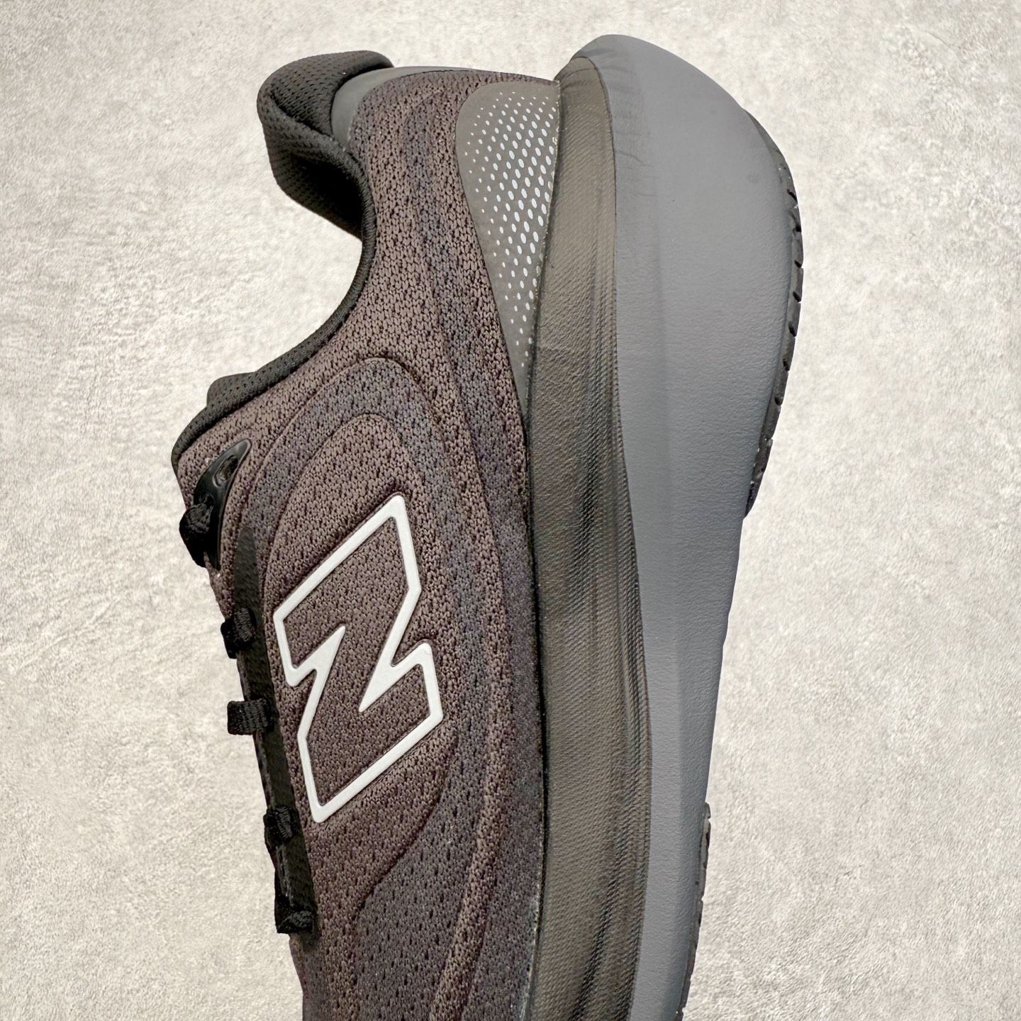 图片[7]-New Balance Fresh Foam X NB1080V6 新百伦系列低帮轻量化厚底健身休闲运动慢跑鞋 近赏｜无论是日常慢跑，还是City Walk，它都可轻松应对提起今年最流行的事情，想必在你所在的城市来一段City Walk，是很多潮男潮女都会做的吧。当时间来到十月，一年中最舒服的时光，无论是慢跑也好，还是City Walk，今天推荐的这双鞋，都可以轻松应对。那就是可以带给你久违的松弛感、治愈你柔软的需要的New Balance Fresh Foam X1080v15。作为New Balance经典跑鞋系列，1080系列可以说凝聚了品牌历来前沿科技与制造匠心。今年的v13版本可谓再度革新。在舒适体验、运动性能以及造型风格三个维度上做到了有机交融。舒适体验一直是1080跑鞋系列带给我们最大的直观感受，加上本就带有严肃跑鞋基因，在今年全新材料配方的Fresh FoamX中底泡棉上则有了不一样的缓震性能，重新定义“踩屎感”。可再生柔软针织鞋面使用可追溯的Repreve再生鞋面材料，柔软透气的鞋面提供绵密的贴合与包裹感，轻量分区橡胶大底分区外底橡胶采用新材料，改进纹路设计，增加前掌外底硬度，提升滚动反馈和传动效率。尺码：36 36.5 37 38 39.5 40 40.5 41.5 42 42.5 43 44 44.5 45-选品中心