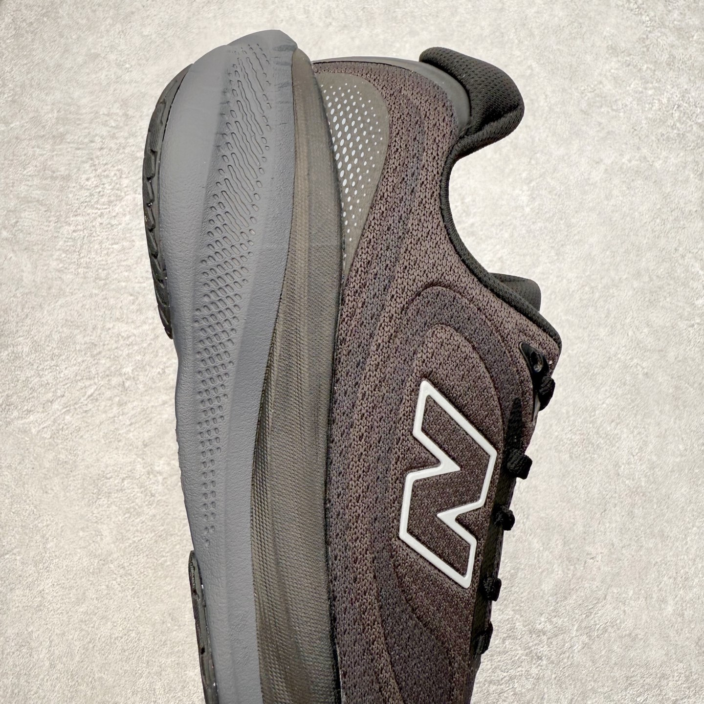 图片[6]-New Balance Fresh Foam X NB1080V6 新百伦系列低帮轻量化厚底健身休闲运动慢跑鞋 近赏｜无论是日常慢跑，还是City Walk，它都可轻松应对提起今年最流行的事情，想必在你所在的城市来一段City Walk，是很多潮男潮女都会做的吧。当时间来到十月，一年中最舒服的时光，无论是慢跑也好，还是City Walk，今天推荐的这双鞋，都可以轻松应对。那就是可以带给你久违的松弛感、治愈你柔软的需要的New Balance Fresh Foam X1080v15。作为New Balance经典跑鞋系列，1080系列可以说凝聚了品牌历来前沿科技与制造匠心。今年的v13版本可谓再度革新。在舒适体验、运动性能以及造型风格三个维度上做到了有机交融。舒适体验一直是1080跑鞋系列带给我们最大的直观感受，加上本就带有严肃跑鞋基因，在今年全新材料配方的Fresh FoamX中底泡棉上则有了不一样的缓震性能，重新定义“踩屎感”。可再生柔软针织鞋面使用可追溯的Repreve再生鞋面材料，柔软透气的鞋面提供绵密的贴合与包裹感，轻量分区橡胶大底分区外底橡胶采用新材料，改进纹路设计，增加前掌外底硬度，提升滚动反馈和传动效率。尺码：36 36.5 37 38 39.5 40 40.5 41.5 42 42.5 43 44 44.5 45-选品中心