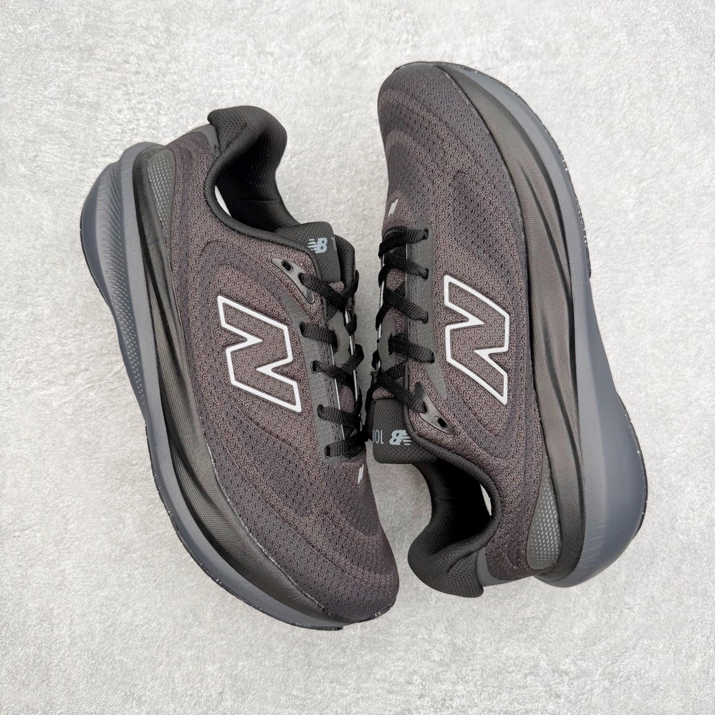 图片[3]-New Balance Fresh Foam X NB1080V6 新百伦系列低帮轻量化厚底健身休闲运动慢跑鞋 近赏｜无论是日常慢跑，还是City Walk，它都可轻松应对提起今年最流行的事情，想必在你所在的城市来一段City Walk，是很多潮男潮女都会做的吧。当时间来到十月，一年中最舒服的时光，无论是慢跑也好，还是City Walk，今天推荐的这双鞋，都可以轻松应对。那就是可以带给你久违的松弛感、治愈你柔软的需要的New Balance Fresh Foam X1080v15。作为New Balance经典跑鞋系列，1080系列可以说凝聚了品牌历来前沿科技与制造匠心。今年的v13版本可谓再度革新。在舒适体验、运动性能以及造型风格三个维度上做到了有机交融。舒适体验一直是1080跑鞋系列带给我们最大的直观感受，加上本就带有严肃跑鞋基因，在今年全新材料配方的Fresh FoamX中底泡棉上则有了不一样的缓震性能，重新定义“踩屎感”。可再生柔软针织鞋面使用可追溯的Repreve再生鞋面材料，柔软透气的鞋面提供绵密的贴合与包裹感，轻量分区橡胶大底分区外底橡胶采用新材料，改进纹路设计，增加前掌外底硬度，提升滚动反馈和传动效率。尺码：36 36.5 37 38 39.5 40 40.5 41.5 42 42.5 43 44 44.5 45-选品中心