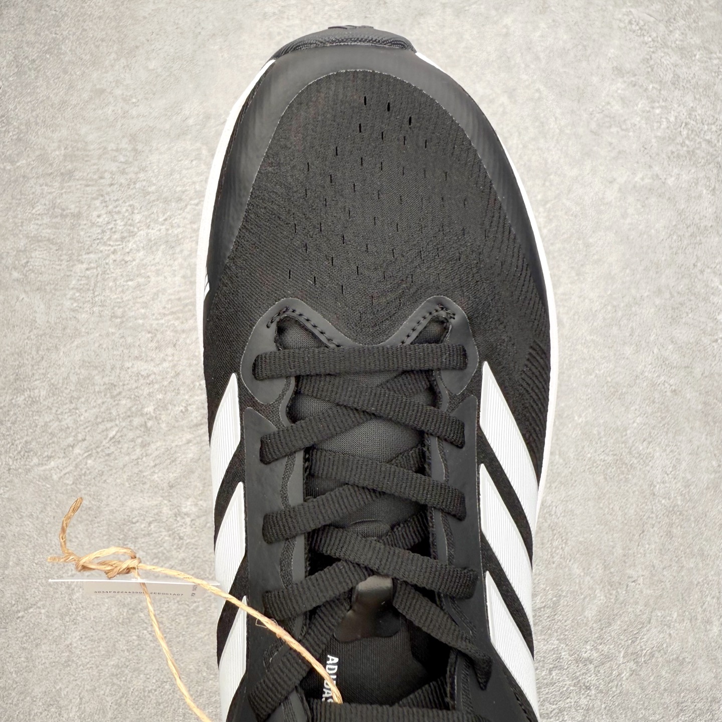 图片[4]-AD Adizero Adios Pro 4 马拉松竞速专业跑鞋 JR7671 CELERMESH针织网面非常轻薄 纤维间的缝隙很大 可以保证跑步时的透气、排汗效果 鞋舌直接与两侧的内衬和鞋底连接在一起 在跑步过程中不会被鞋舌的左右移动所困扰 在标准鞋带孔的基础上再拓宽一组鞋带孔 适合不同脚型的需求 突破性 EnergyRods 技术，有助于跑者实现更好的成绩 中底独特的LIGHTSTRIKE PRO泡棉材质 微弹感觉在跑步过程中给予了良好的支撑体验 对于顶级精英和高水平进阶跑者来说 ADIOS PRO是一双值得信赖的竞速比赛用鞋 尺码：36 36.5 37.5 38 38.5 39 40 40.5 41 42 42.5 43 44 44.5 45-选品中心