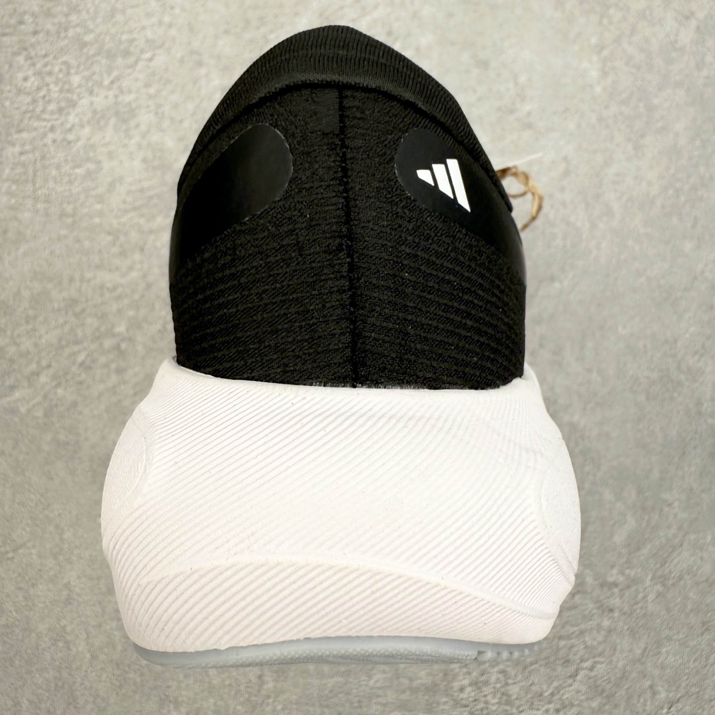 图片[8]-AD Adizero Adios Pro 4 马拉松竞速专业跑鞋 JR7671 CELERMESH针织网面非常轻薄 纤维间的缝隙很大 可以保证跑步时的透气、排汗效果 鞋舌直接与两侧的内衬和鞋底连接在一起 在跑步过程中不会被鞋舌的左右移动所困扰 在标准鞋带孔的基础上再拓宽一组鞋带孔 适合不同脚型的需求 突破性 EnergyRods 技术，有助于跑者实现更好的成绩 中底独特的LIGHTSTRIKE PRO泡棉材质 微弹感觉在跑步过程中给予了良好的支撑体验 对于顶级精英和高水平进阶跑者来说 ADIOS PRO是一双值得信赖的竞速比赛用鞋 尺码：36 36.5 37.5 38 38.5 39 40 40.5 41 42 42.5 43 44 44.5 45-选品中心