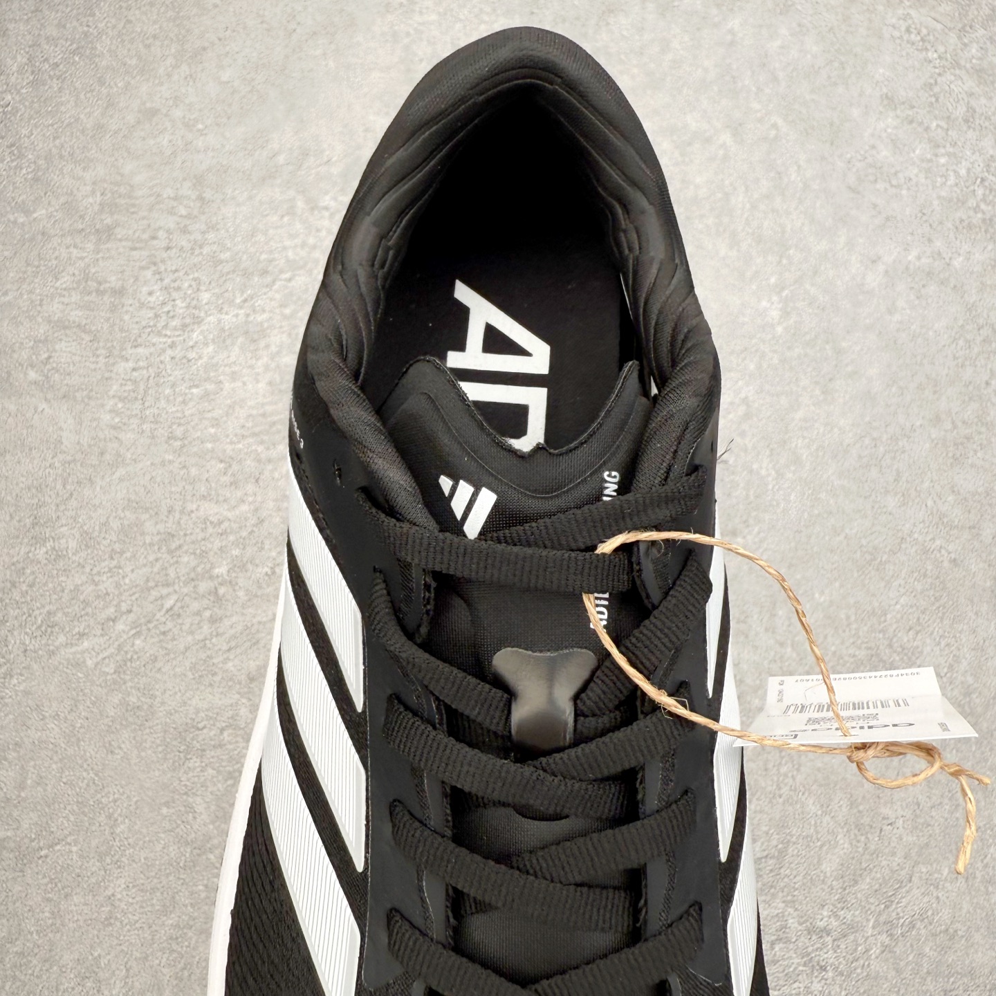 图片[5]-AD Adizero Adios Pro 4 马拉松竞速专业跑鞋 JR7671 CELERMESH针织网面非常轻薄 纤维间的缝隙很大 可以保证跑步时的透气、排汗效果 鞋舌直接与两侧的内衬和鞋底连接在一起 在跑步过程中不会被鞋舌的左右移动所困扰 在标准鞋带孔的基础上再拓宽一组鞋带孔 适合不同脚型的需求 突破性 EnergyRods 技术，有助于跑者实现更好的成绩 中底独特的LIGHTSTRIKE PRO泡棉材质 微弹感觉在跑步过程中给予了良好的支撑体验 对于顶级精英和高水平进阶跑者来说 ADIOS PRO是一双值得信赖的竞速比赛用鞋 尺码：36 36.5 37.5 38 38.5 39 40 40.5 41 42 42.5 43 44 44.5 45-选品中心