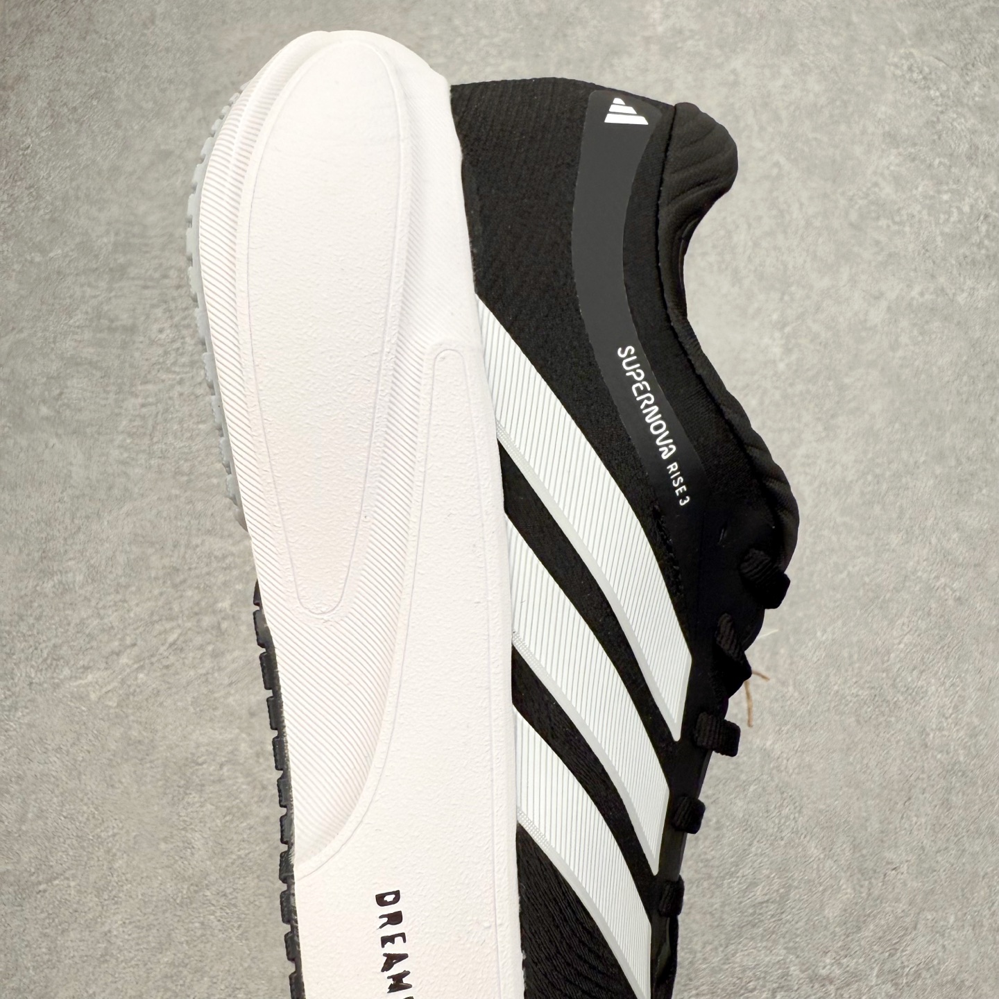 图片[6]-AD Adizero Adios Pro 4 马拉松竞速专业跑鞋 JR7671 CELERMESH针织网面非常轻薄 纤维间的缝隙很大 可以保证跑步时的透气、排汗效果 鞋舌直接与两侧的内衬和鞋底连接在一起 在跑步过程中不会被鞋舌的左右移动所困扰 在标准鞋带孔的基础上再拓宽一组鞋带孔 适合不同脚型的需求 突破性 EnergyRods 技术，有助于跑者实现更好的成绩 中底独特的LIGHTSTRIKE PRO泡棉材质 微弹感觉在跑步过程中给予了良好的支撑体验 对于顶级精英和高水平进阶跑者来说 ADIOS PRO是一双值得信赖的竞速比赛用鞋 尺码：36 36.5 37.5 38 38.5 39 40 40.5 41 42 42.5 43 44 44.5 45-选品中心