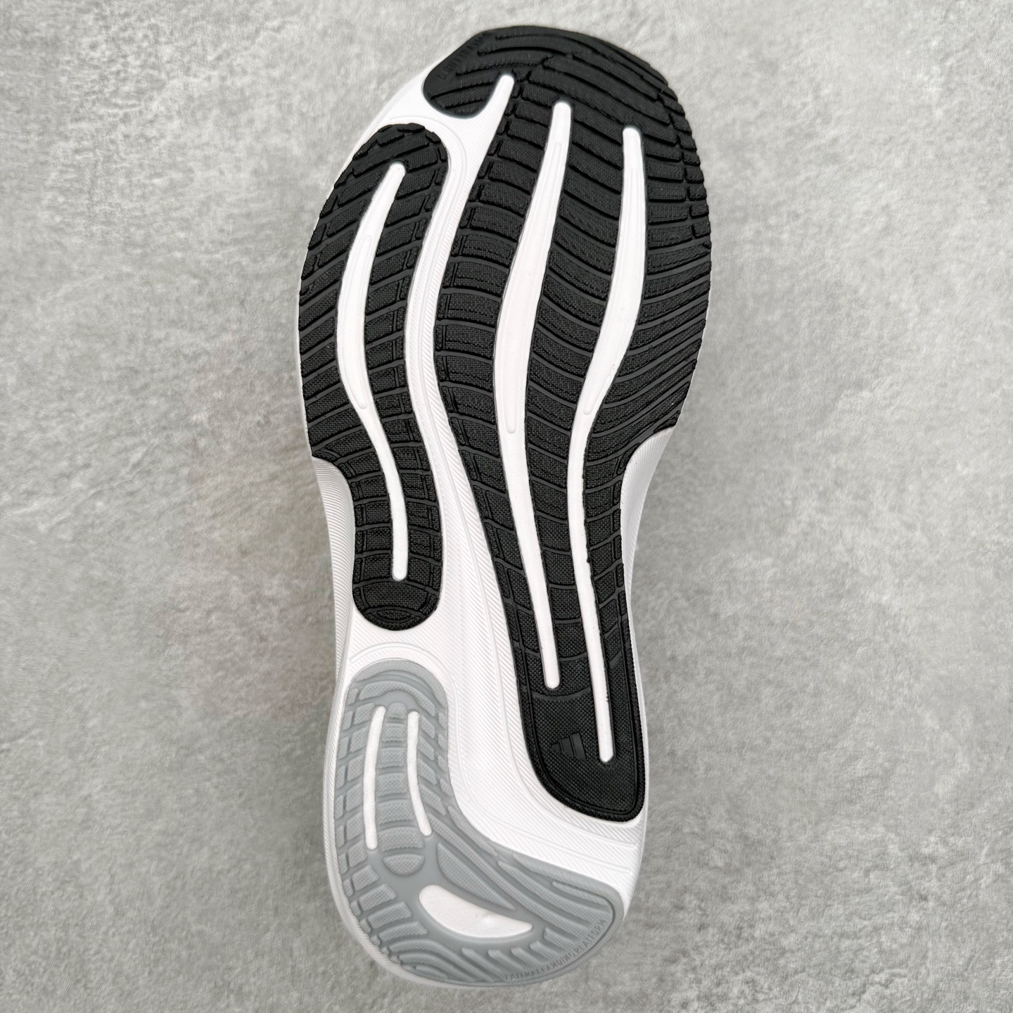 图片[9]-AD Adizero Adios Pro 4 马拉松竞速专业跑鞋 JR7671 CELERMESH针织网面非常轻薄 纤维间的缝隙很大 可以保证跑步时的透气、排汗效果 鞋舌直接与两侧的内衬和鞋底连接在一起 在跑步过程中不会被鞋舌的左右移动所困扰 在标准鞋带孔的基础上再拓宽一组鞋带孔 适合不同脚型的需求 突破性 EnergyRods 技术，有助于跑者实现更好的成绩 中底独特的LIGHTSTRIKE PRO泡棉材质 微弹感觉在跑步过程中给予了良好的支撑体验 对于顶级精英和高水平进阶跑者来说 ADIOS PRO是一双值得信赖的竞速比赛用鞋 尺码：36 36.5 37.5 38 38.5 39 40 40.5 41 42 42.5 43 44 44.5 45-选品中心