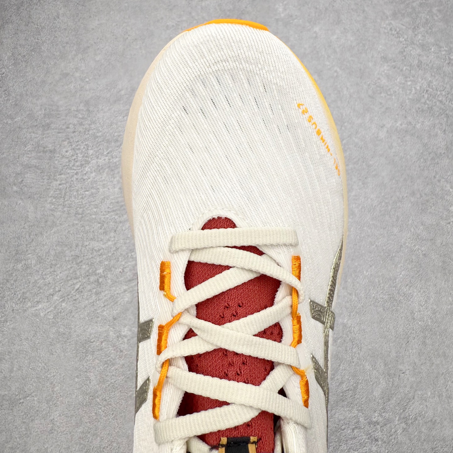 图片[4]-Asics GEL-Nimbus 26 亚瑟士缓震跑鞋 近年复古风潮的势头很旺 ASICS一直坚信保持身体的健康与活力是打造健康快乐的生活方式的最佳途径 ASICS为复古鞋型注入新设计 为玩家的街头穿搭提供了更多可能 GEL-NIMBUSTM9运动鞋最初是为中立和仰卧跑步者设计的长距离训练器 采用原始材料和关键细节重新设计 其Y2K时代的工业外观也被大胆的对比和色块所抵消 尺码：36 36.5 37.5 38 38.5 39 40 40.5 41.5 42 42.5 43.5 44 44.5 45-选品中心