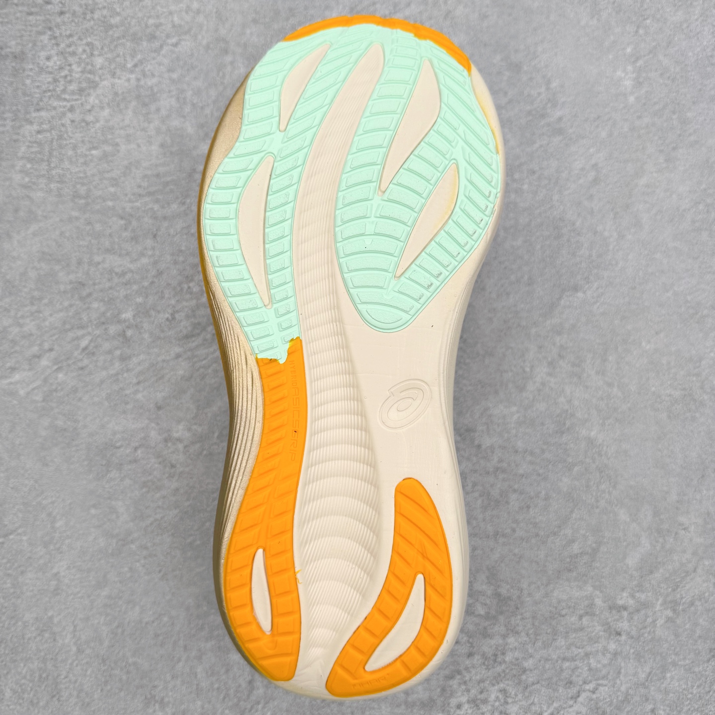 图片[9]-Asics GEL-Nimbus 26 亚瑟士缓震跑鞋 近年复古风潮的势头很旺 ASICS一直坚信保持身体的健康与活力是打造健康快乐的生活方式的最佳途径 ASICS为复古鞋型注入新设计 为玩家的街头穿搭提供了更多可能 GEL-NIMBUSTM9运动鞋最初是为中立和仰卧跑步者设计的长距离训练器 采用原始材料和关键细节重新设计 其Y2K时代的工业外观也被大胆的对比和色块所抵消 尺码：36 36.5 37.5 38 38.5 39 40 40.5 41.5 42 42.5 43.5 44 44.5 45-选品中心