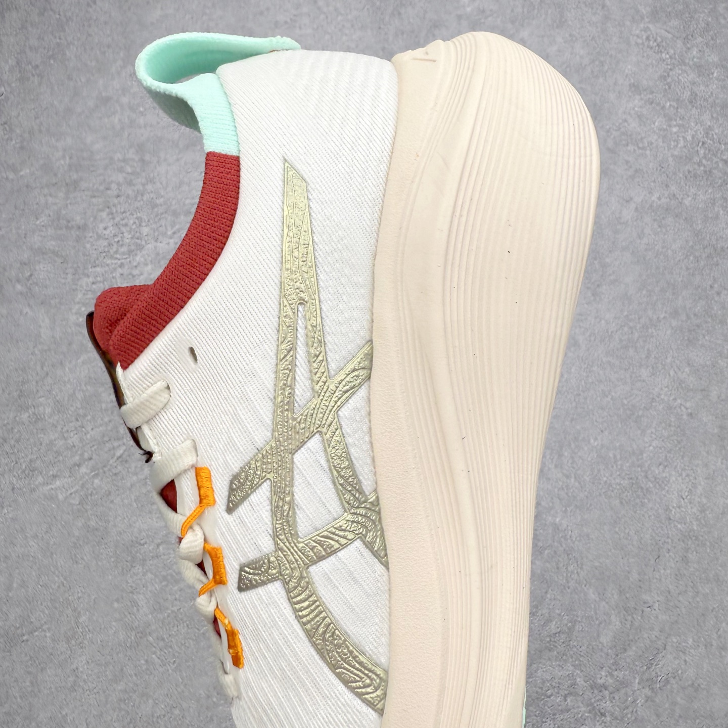 图片[7]-Asics GEL-Nimbus 26 亚瑟士缓震跑鞋 近年复古风潮的势头很旺 ASICS一直坚信保持身体的健康与活力是打造健康快乐的生活方式的最佳途径 ASICS为复古鞋型注入新设计 为玩家的街头穿搭提供了更多可能 GEL-NIMBUSTM9运动鞋最初是为中立和仰卧跑步者设计的长距离训练器 采用原始材料和关键细节重新设计 其Y2K时代的工业外观也被大胆的对比和色块所抵消 尺码：36 36.5 37.5 38 38.5 39 40 40.5 41.5 42 42.5 43.5 44 44.5 45-选品中心