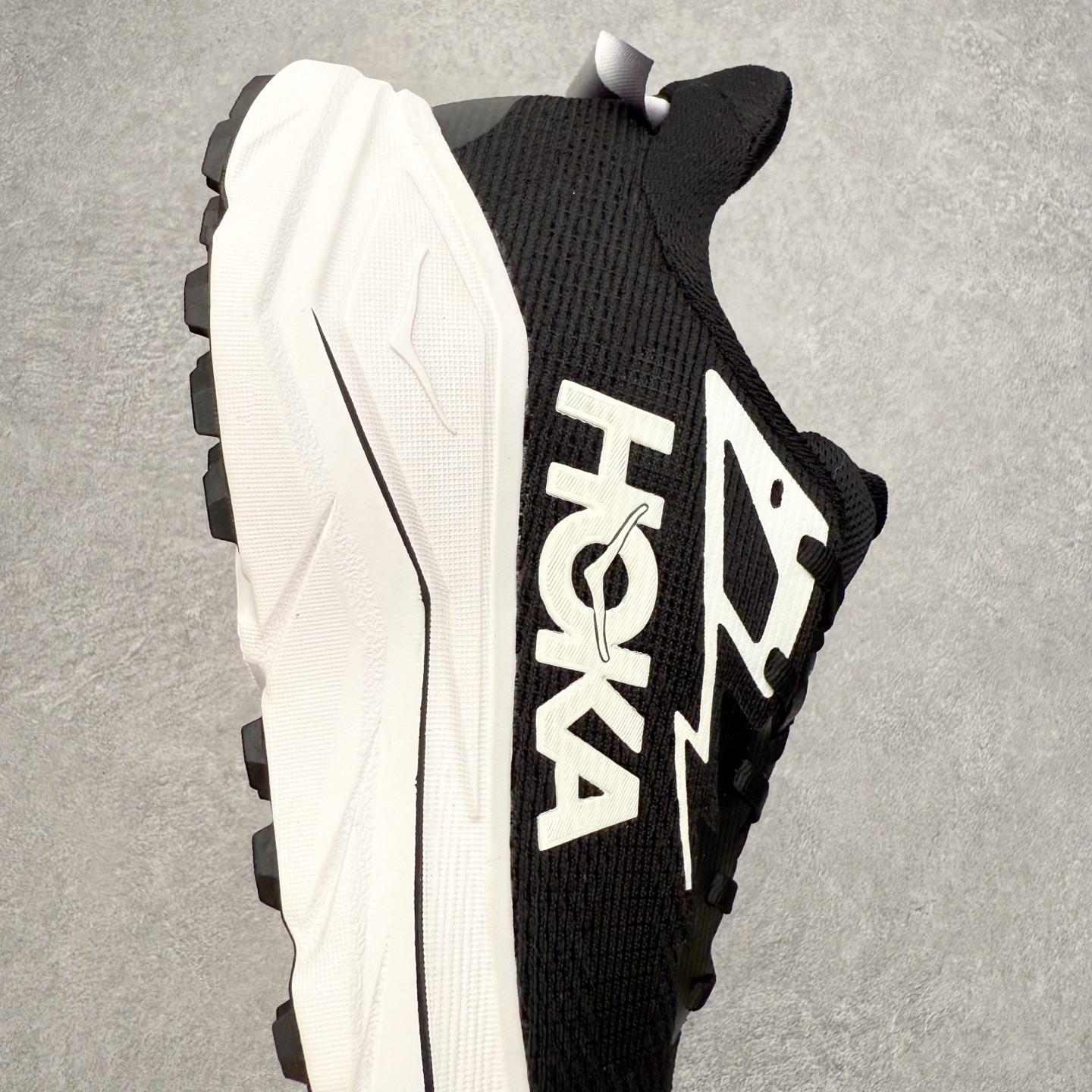 图片[6]-HOKA ONE ONE Challenger ATR 8 挑战者八代轻便耐磨防滑跑步鞋 新一代Challenger泡棉中底减重10% 增加3mm强化缓震、打造Q弹脚感 后跟采用延伸设计 加强跟腱保护、便于穿脱 搭配环保工程网布增加透气、短靴细节防止碎石进入 重新设计的大底以轮胎刻纹为灵感 以更密集的全大底水波刻纹 搭配加大面积的高耐磨橡胶与4mm大刻纹设计 增加整体抓地力与稳定性 尺码：36 36.5 37.5 38 38.5 39 40 40.5 41 42 42.5 43 44 44.5 45-选品中心