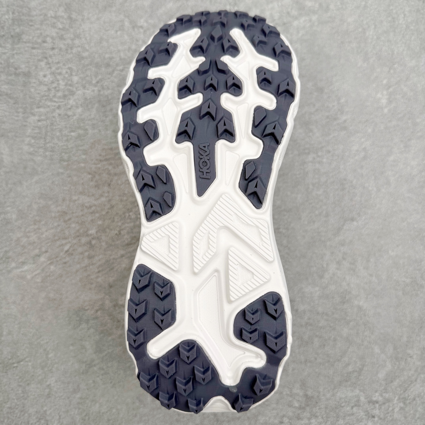 图片[9]-HOKA ONE ONE Challenger ATR 8 挑战者八代轻便耐磨防滑跑步鞋 新一代Challenger泡棉中底减重10% 增加3mm强化缓震、打造Q弹脚感 后跟采用延伸设计 加强跟腱保护、便于穿脱 搭配环保工程网布增加透气、短靴细节防止碎石进入 重新设计的大底以轮胎刻纹为灵感 以更密集的全大底水波刻纹 搭配加大面积的高耐磨橡胶与4mm大刻纹设计 增加整体抓地力与稳定性 尺码：36 36.5 37.5 38 38.5 39 40 40.5 41 42 42.5 43 44 44.5 45-选品中心