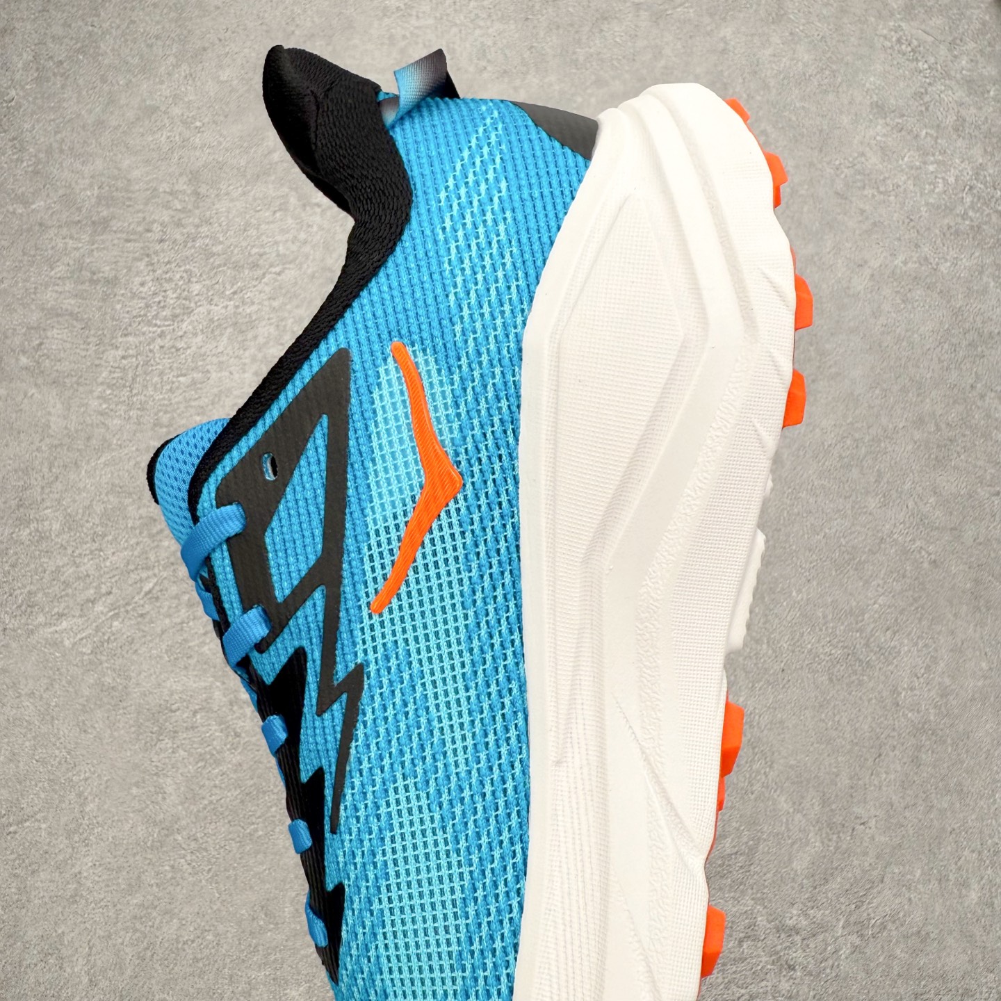 图片[7]-HOKA ONE ONE Challenger ATR 8 挑战者八代轻便耐磨防滑跑步鞋 新一代Challenger泡棉中底减重10% 增加3mm强化缓震、打造Q弹脚感 后跟采用延伸设计 加强跟腱保护、便于穿脱 搭配环保工程网布增加透气、短靴细节防止碎石进入 重新设计的大底以轮胎刻纹为灵感 以更密集的全大底水波刻纹 搭配加大面积的高耐磨橡胶与4mm大刻纹设计 增加整体抓地力与稳定性 尺码：36 36.5 37.5 38 38.5 39 40 40.5 41 42 42.5 43 44 44.5 45-选品中心