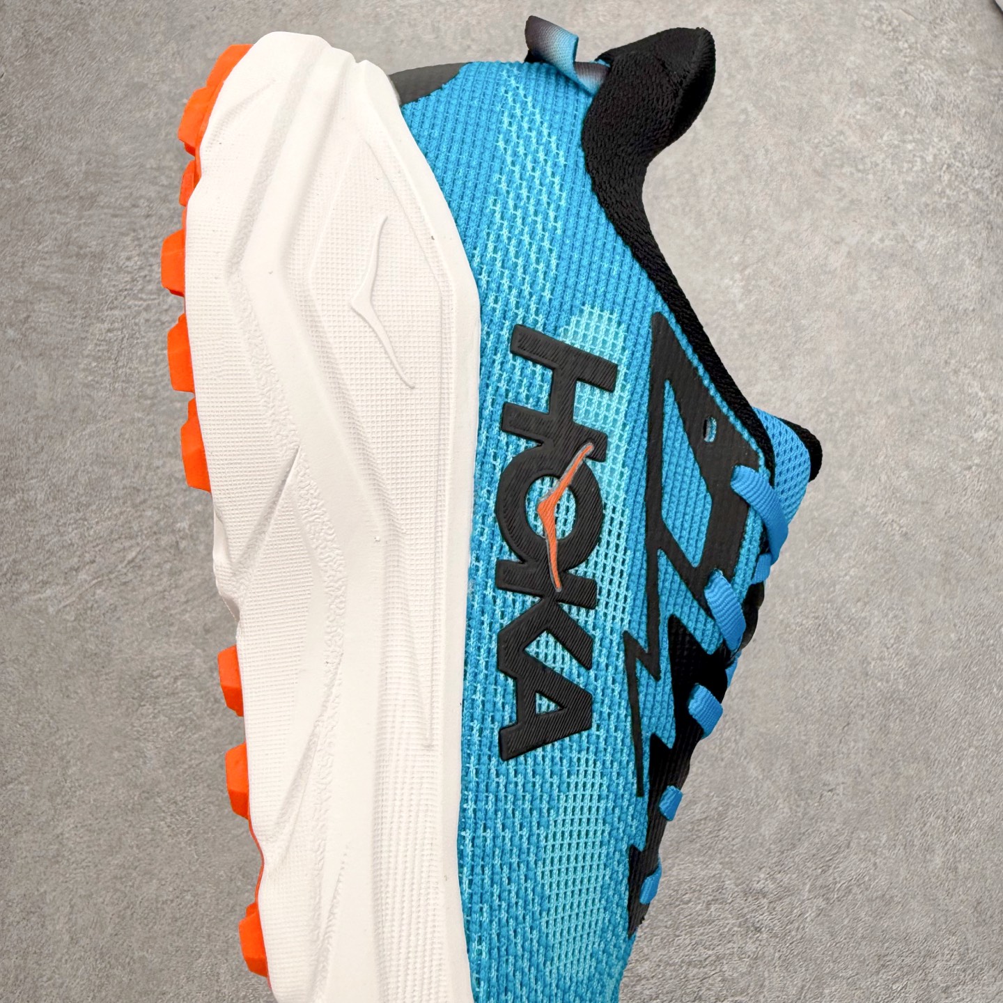 图片[6]-HOKA ONE ONE Challenger ATR 8 挑战者八代轻便耐磨防滑跑步鞋 新一代Challenger泡棉中底减重10% 增加3mm强化缓震、打造Q弹脚感 后跟采用延伸设计 加强跟腱保护、便于穿脱 搭配环保工程网布增加透气、短靴细节防止碎石进入 重新设计的大底以轮胎刻纹为灵感 以更密集的全大底水波刻纹 搭配加大面积的高耐磨橡胶与4mm大刻纹设计 增加整体抓地力与稳定性 尺码：36 36.5 37.5 38 38.5 39 40 40.5 41 42 42.5 43 44 44.5 45-选品中心