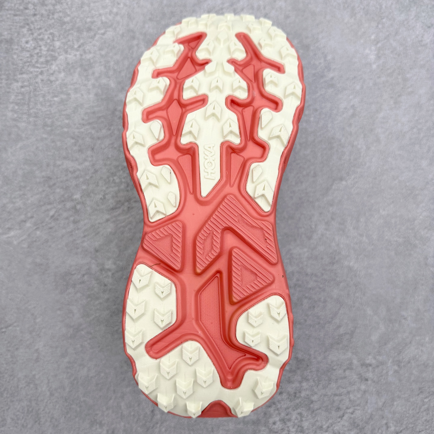 图片[9]-HOKA ONE ONE Challenger ATR 8 挑战者八代轻便耐磨防滑跑步鞋 新一代Challenger泡棉中底减重10% 增加3mm强化缓震、打造Q弹脚感 后跟采用延伸设计 加强跟腱保护、便于穿脱 搭配环保工程网布增加透气、短靴细节防止碎石进入 重新设计的大底以轮胎刻纹为灵感 以更密集的全大底水波刻纹 搭配加大面积的高耐磨橡胶与4mm大刻纹设计 增加整体抓地力与稳定性 尺码：36 36.5 37.5 38 38.5 39 40 40.5 41 42 42.5 43 44 44.5 45-选品中心