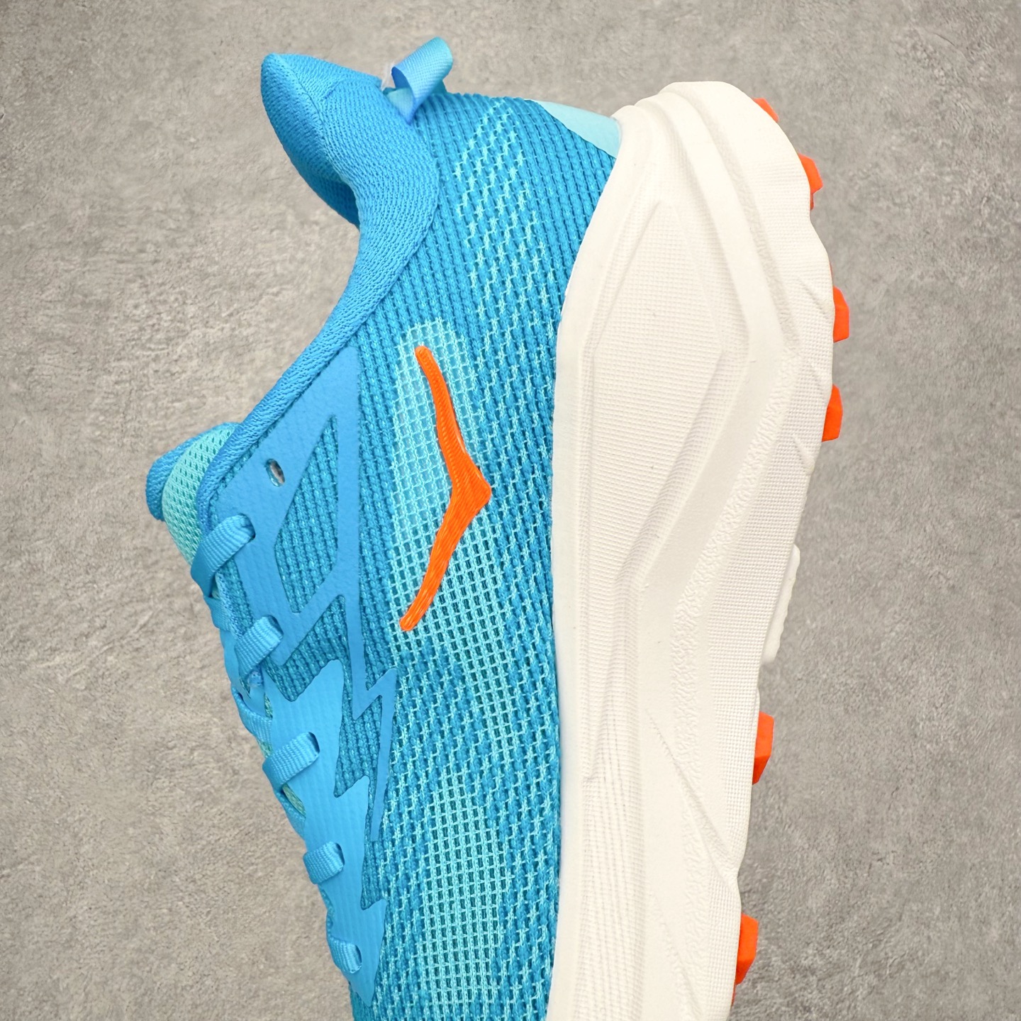 图片[7]-HOKA ONE ONE Challenger ATR 8 挑战者八代轻便耐磨防滑跑步鞋 新一代Challenger泡棉中底减重10% 增加3mm强化缓震、打造Q弹脚感 后跟采用延伸设计 加强跟腱保护、便于穿脱 搭配环保工程网布增加透气、短靴细节防止碎石进入 重新设计的大底以轮胎刻纹为灵感 以更密集的全大底水波刻纹 搭配加大面积的高耐磨橡胶与4mm大刻纹设计 增加整体抓地力与稳定性 尺码：36 36.5 37.5 38 38.5 39 40 40.5 41 42 42.5 43 44 44.5 45-选品中心