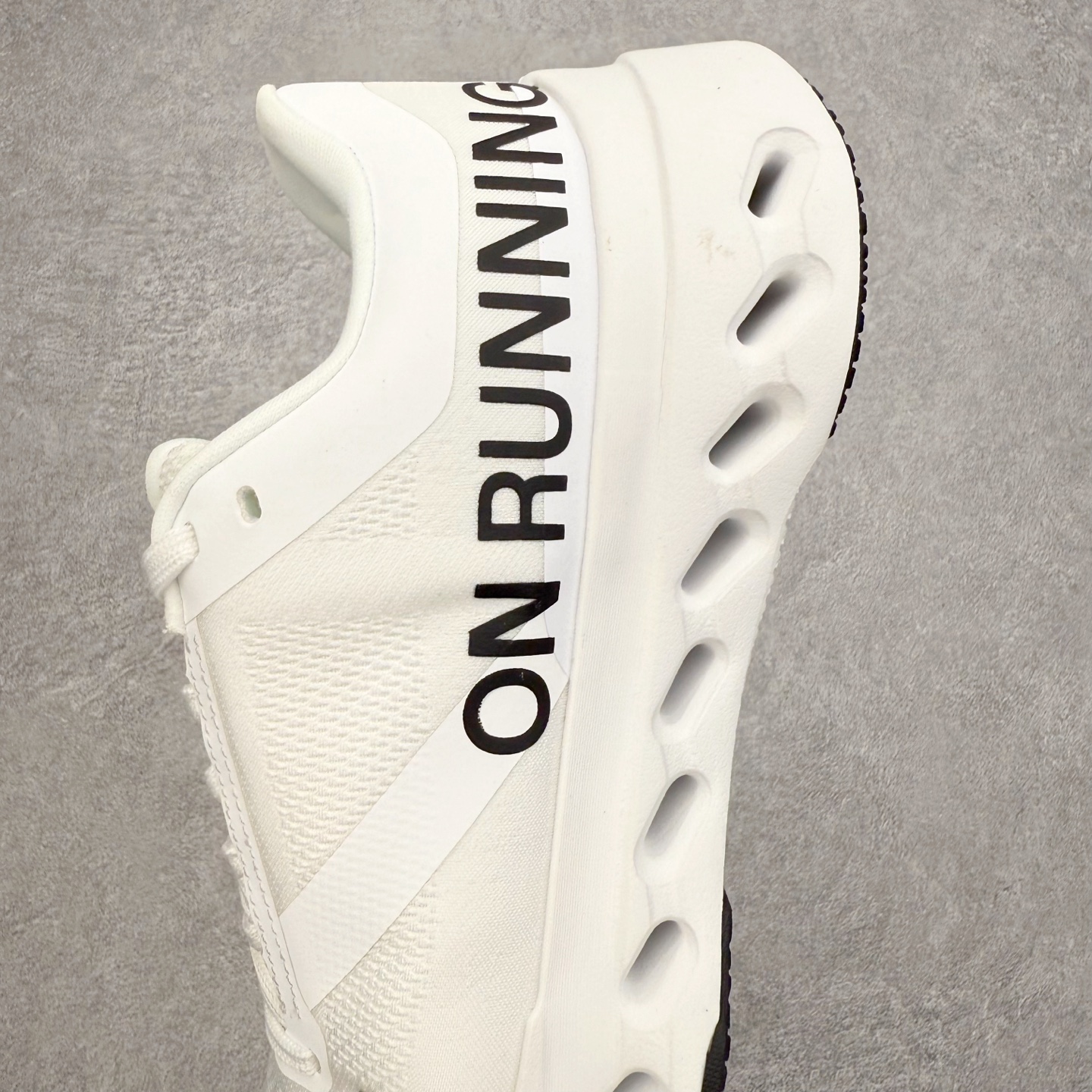 图片[7]-On昂跑 Cloudsurfer Next Z5 舒适柔软低帮跑步鞋 此运动品牌 开创于2010年 缓震着陆、强效回弹、轻柔质感的设计构思始终是ON研制关键 与此同时基于“为全球提供革新性的跑步感受”信念 陆续推出了多款跑鞋及其以专业运动人体跑步工程学为设计关键的功能性跑步服饰设备 让跑者不费力气地畅快畅跑 尺码：36 36.5 37.5 38 38.5 39 40 40.5 41 42 42.5 43 44 44.5 45-选品中心
