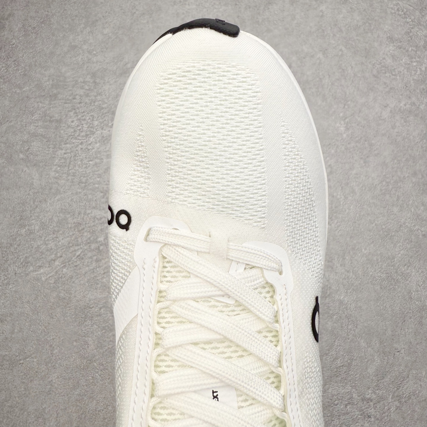 图片[4]-On昂跑 Cloudsurfer Next Z5 舒适柔软低帮跑步鞋 此运动品牌 开创于2010年 缓震着陆、强效回弹、轻柔质感的设计构思始终是ON研制关键 与此同时基于“为全球提供革新性的跑步感受”信念 陆续推出了多款跑鞋及其以专业运动人体跑步工程学为设计关键的功能性跑步服饰设备 让跑者不费力气地畅快畅跑 尺码：36 36.5 37.5 38 38.5 39 40 40.5 41 42 42.5 43 44 44.5 45-选品中心