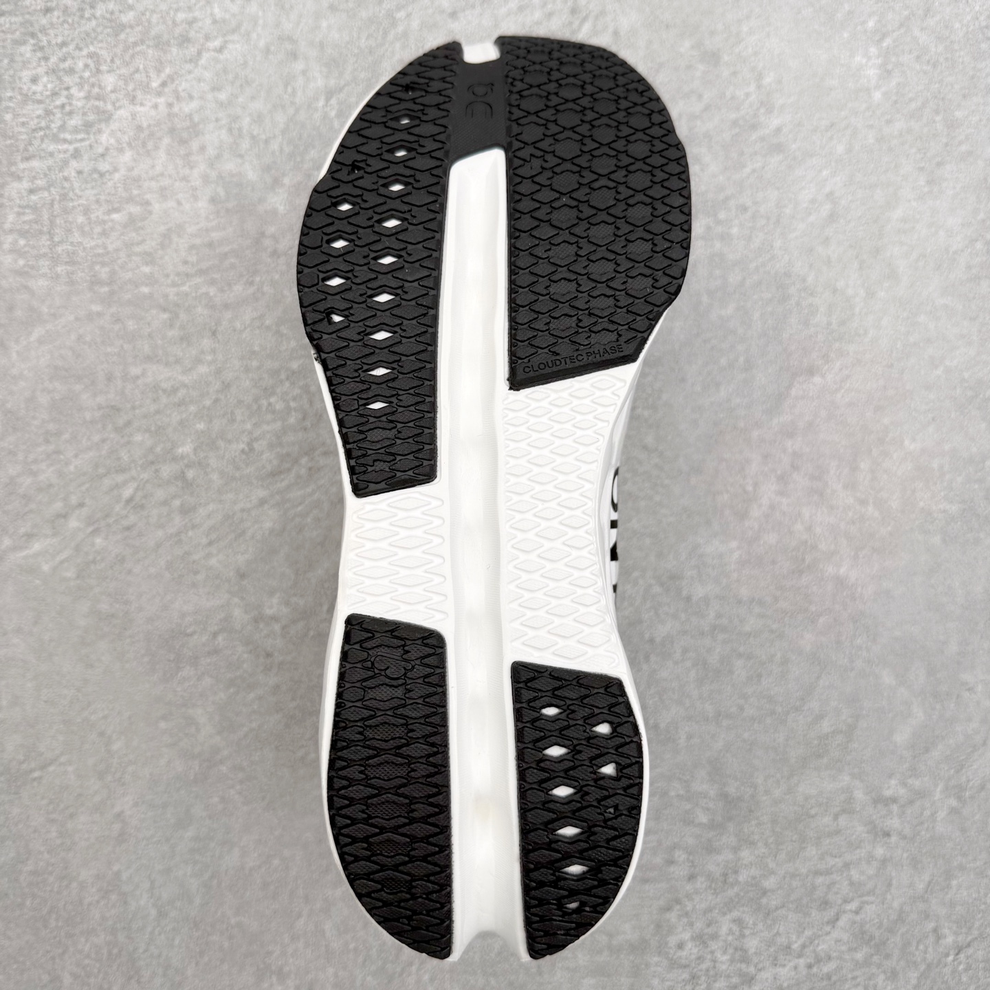 图片[9]-On昂跑 Cloudsurfer Next Z5 舒适柔软低帮跑步鞋 此运动品牌 开创于2010年 缓震着陆、强效回弹、轻柔质感的设计构思始终是ON研制关键 与此同时基于“为全球提供革新性的跑步感受”信念 陆续推出了多款跑鞋及其以专业运动人体跑步工程学为设计关键的功能性跑步服饰设备 让跑者不费力气地畅快畅跑 尺码：36 36.5 37.5 38 38.5 39 40 40.5 41 42 42.5 43 44 44.5 45-选品中心