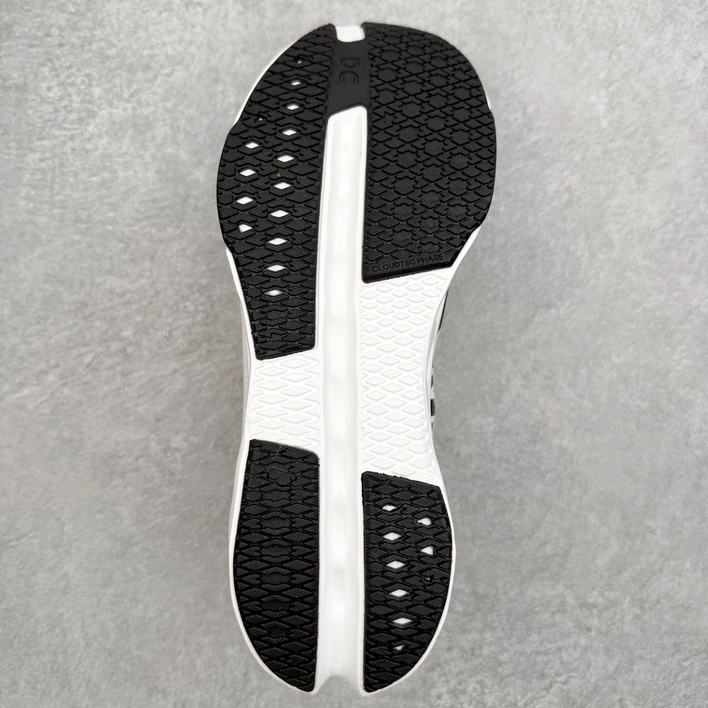 图片[9]-On昂跑 Cloudsurfer Next Z5 舒适柔软低帮跑步鞋 此运动品牌 开创于2010年 缓震着陆、强效回弹、轻柔质感的设计构思始终是ON研制关键 与此同时基于“为全球提供革新性的跑步感受”信念 陆续推出了多款跑鞋及其以专业运动人体跑步工程学为设计关键的功能性跑步服饰设备 让跑者不费力气地畅快畅跑 尺码：36 36.5 37.5 38 38.5 39 40 40.5 41 42 42.5 43 44 44.5 45-选品中心