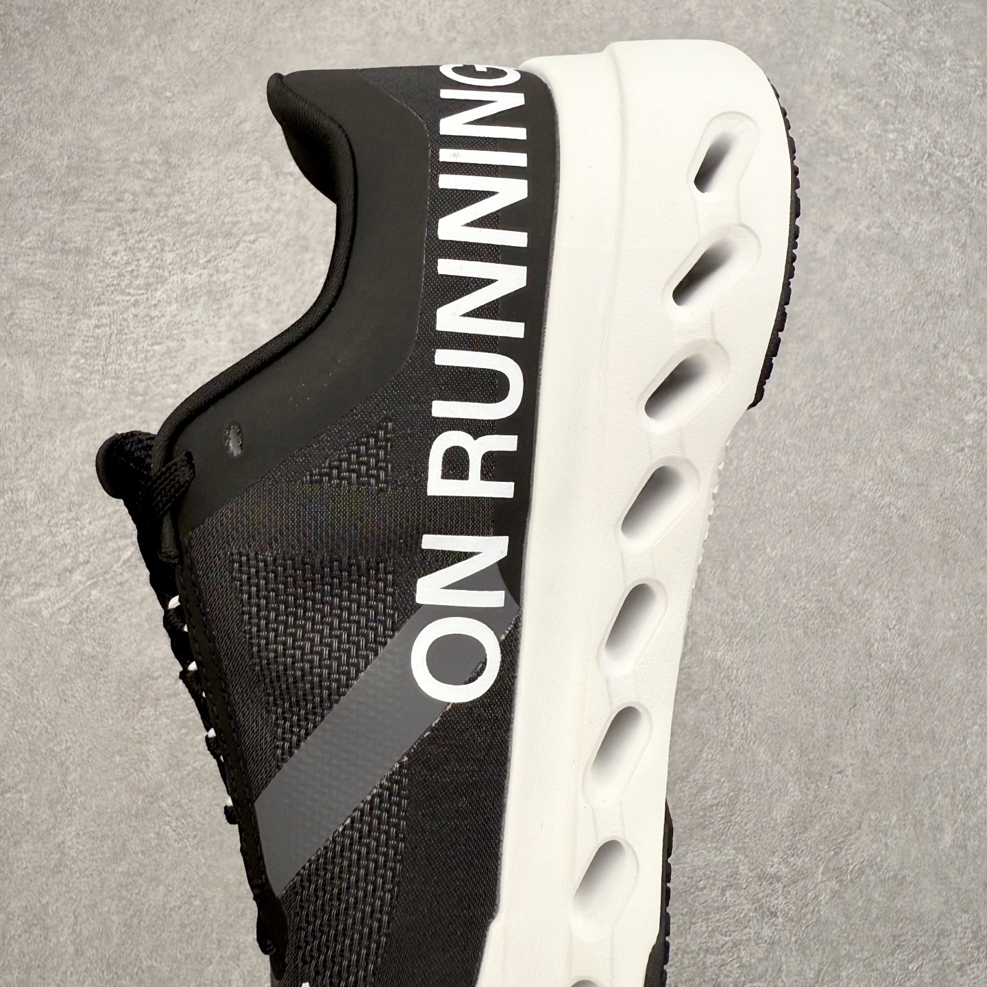 图片[7]-On昂跑 Cloudsurfer Next Z5 舒适柔软低帮跑步鞋 此运动品牌 开创于2010年 缓震着陆、强效回弹、轻柔质感的设计构思始终是ON研制关键 与此同时基于“为全球提供革新性的跑步感受”信念 陆续推出了多款跑鞋及其以专业运动人体跑步工程学为设计关键的功能性跑步服饰设备 让跑者不费力气地畅快畅跑 尺码：36 36.5 37.5 38 38.5 39 40 40.5 41 42 42.5 43 44 44.5 45-选品中心