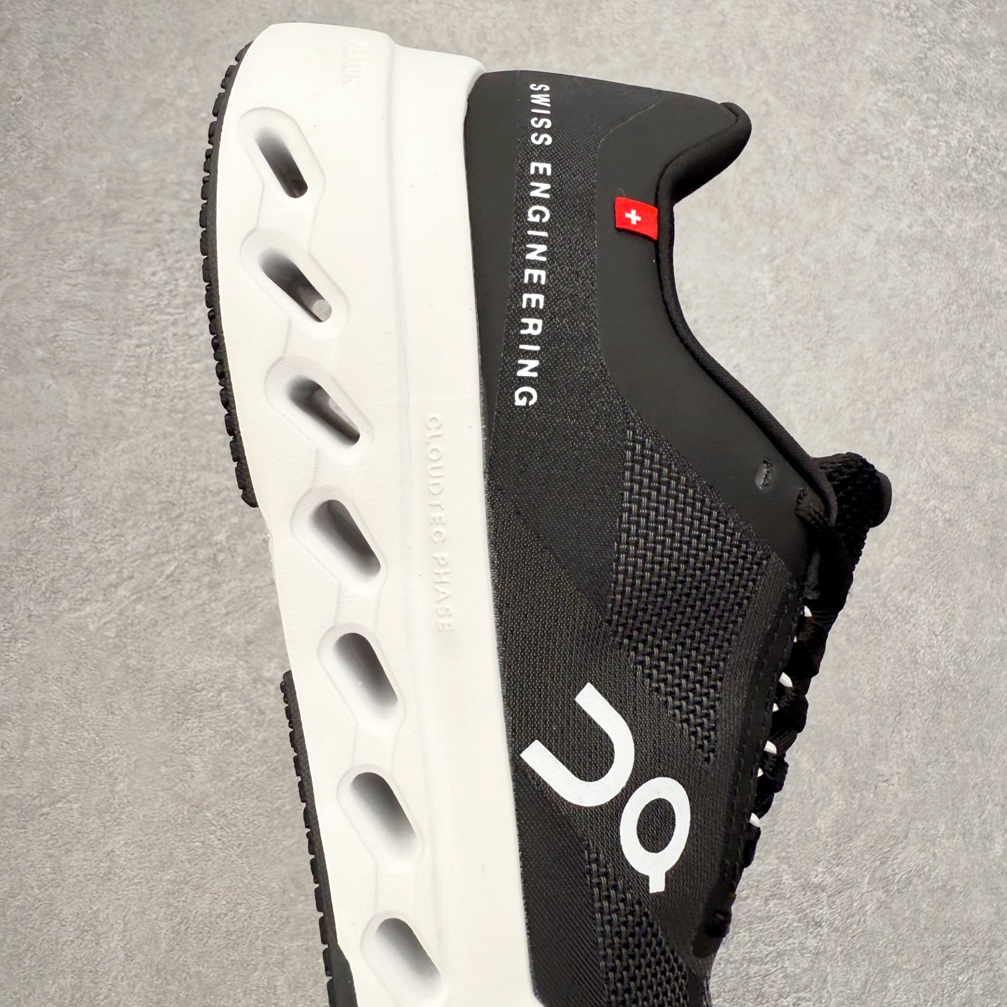 图片[6]-On昂跑 Cloudsurfer Next Z5 舒适柔软低帮跑步鞋 此运动品牌 开创于2010年 缓震着陆、强效回弹、轻柔质感的设计构思始终是ON研制关键 与此同时基于“为全球提供革新性的跑步感受”信念 陆续推出了多款跑鞋及其以专业运动人体跑步工程学为设计关键的功能性跑步服饰设备 让跑者不费力气地畅快畅跑 尺码：36 36.5 37.5 38 38.5 39 40 40.5 41 42 42.5 43 44 44.5 45-选品中心