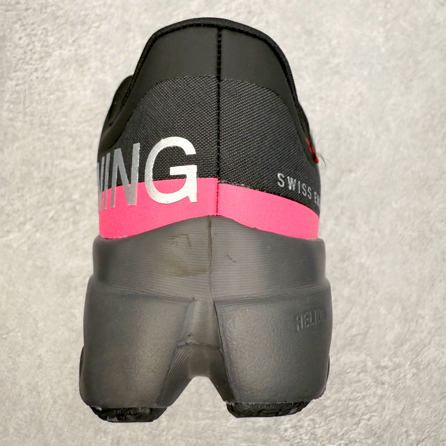 图片[8]-On昂跑 Cloudsurfer Next Z5 舒适柔软低帮跑步鞋 此运动品牌 开创于2010年 缓震着陆、强效回弹、轻柔质感的设计构思始终是ON研制关键 与此同时基于“为全球提供革新性的跑步感受”信念 陆续推出了多款跑鞋及其以专业运动人体跑步工程学为设计关键的功能性跑步服饰设备 让跑者不费力气地畅快畅跑 尺码：36 36.5 37.5 38 38.5 39 40 40.5 41 42 42.5 43 44 44.5 45-选品中心