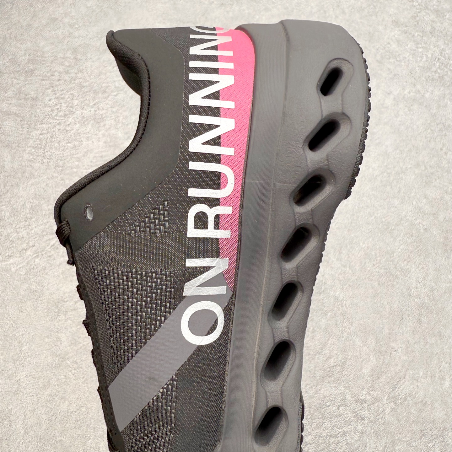 图片[7]-On昂跑 Cloudsurfer Next Z5 舒适柔软低帮跑步鞋 此运动品牌 开创于2010年 缓震着陆、强效回弹、轻柔质感的设计构思始终是ON研制关键 与此同时基于“为全球提供革新性的跑步感受”信念 陆续推出了多款跑鞋及其以专业运动人体跑步工程学为设计关键的功能性跑步服饰设备 让跑者不费力气地畅快畅跑 尺码：36 36.5 37.5 38 38.5 39 40 40.5 41 42 42.5 43 44 44.5 45-选品中心