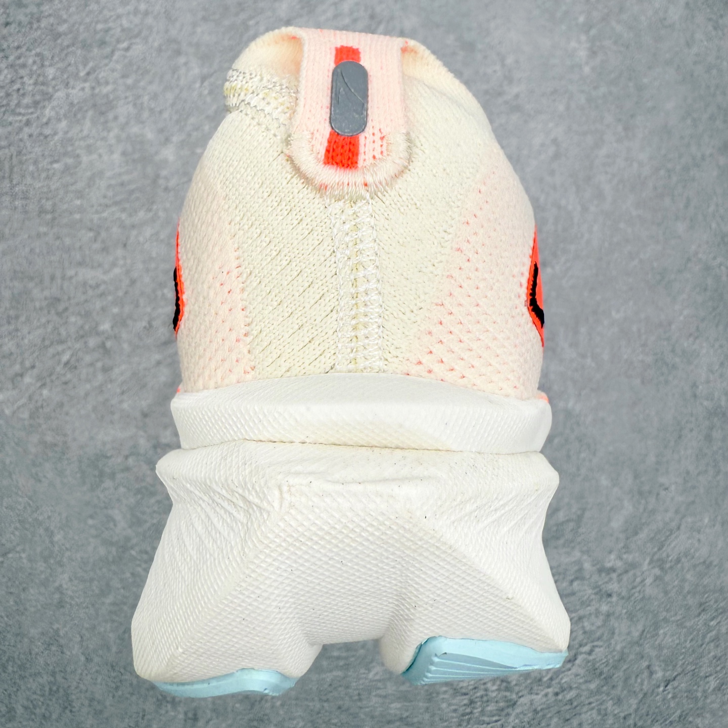 图片[8]-Brooks布鲁克斯 Hyperion Max 3 时尚舒适减震耐磨透气低帮跑步鞋 Brooks 四大跑鞋之一 百年品牌 跑鞋从外形上基本就能判断这是一款速度跑鞋 简洁干练的外形结构和极强的运动流线型看着非常有速度感 上脚的第一感觉是非常轻 美码9码的鞋单只206g不到 从个人偏好来说 200g左右的竞速鞋最具安全感 鞋面采用单层网布 很薄 前掌使用了大量开放式网眼 排气直接快速 透气性上乘 鞋舌也是轻量化设计 仅为一层麂皮 和脚背完美贴合 鞋舌中央有个防偏穿孔 从实际穿着来看 通常鞋舌都是外偏 如果是防偏穿孔位于中心 防偏效果其实并不十分有效 如果采用趋外侧的偏心设计更有效 鞋帮泡棉填充量不大 但非常紧凑 贴合舒适 包裹稳固 内置硬质TPU保证必要的稳定性 跑鞋中底采用的是DNA FLASH科技材料 DNA FLASH中底科技 是Brooks第一款将氮气注入中底的创新科技 主要原理是借助“超临界流体”发泡技术 将液态氮稳定的转化为气态氮 并使其均匀地形成无数紧密贴合的密闭式气囊结构 尺码：36 36.5 37.5 38 38.5 39 40 40.5 41 42 42.5 43 44 44.5 45-选品中心