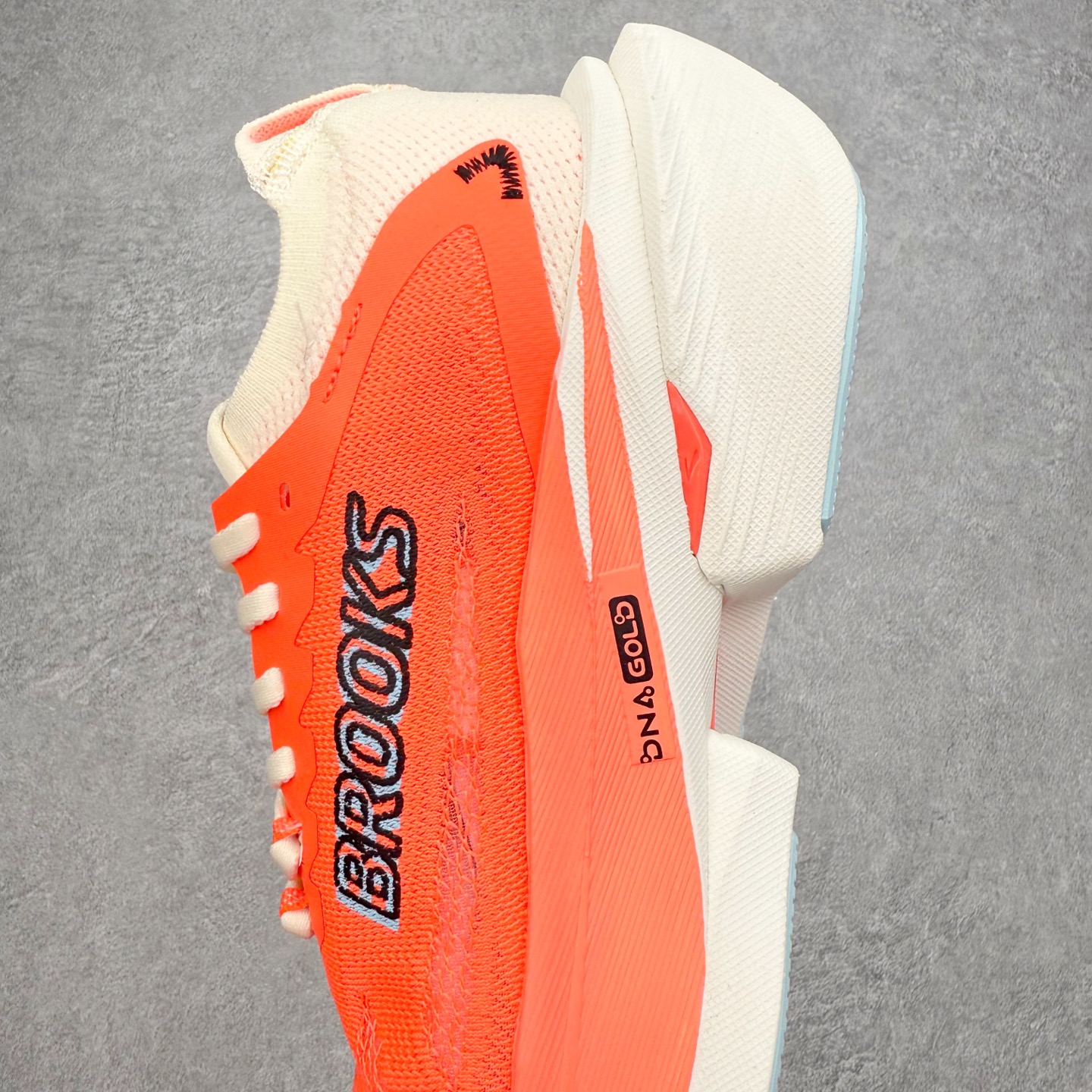 图片[7]-Brooks布鲁克斯 Hyperion Max 3 时尚舒适减震耐磨透气低帮跑步鞋 Brooks 四大跑鞋之一 百年品牌 跑鞋从外形上基本就能判断这是一款速度跑鞋 简洁干练的外形结构和极强的运动流线型看着非常有速度感 上脚的第一感觉是非常轻 美码9码的鞋单只206g不到 从个人偏好来说 200g左右的竞速鞋最具安全感 鞋面采用单层网布 很薄 前掌使用了大量开放式网眼 排气直接快速 透气性上乘 鞋舌也是轻量化设计 仅为一层麂皮 和脚背完美贴合 鞋舌中央有个防偏穿孔 从实际穿着来看 通常鞋舌都是外偏 如果是防偏穿孔位于中心 防偏效果其实并不十分有效 如果采用趋外侧的偏心设计更有效 鞋帮泡棉填充量不大 但非常紧凑 贴合舒适 包裹稳固 内置硬质TPU保证必要的稳定性 跑鞋中底采用的是DNA FLASH科技材料 DNA FLASH中底科技 是Brooks第一款将氮气注入中底的创新科技 主要原理是借助“超临界流体”发泡技术 将液态氮稳定的转化为气态氮 并使其均匀地形成无数紧密贴合的密闭式气囊结构 尺码：36 36.5 37.5 38 38.5 39 40 40.5 41 42 42.5 43 44 44.5 45-选品中心