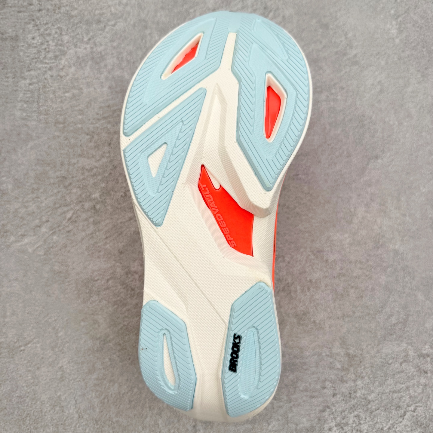 图片[9]-Brooks布鲁克斯 Hyperion Max 3 时尚舒适减震耐磨透气低帮跑步鞋 Brooks 四大跑鞋之一 百年品牌 跑鞋从外形上基本就能判断这是一款速度跑鞋 简洁干练的外形结构和极强的运动流线型看着非常有速度感 上脚的第一感觉是非常轻 美码9码的鞋单只206g不到 从个人偏好来说 200g左右的竞速鞋最具安全感 鞋面采用单层网布 很薄 前掌使用了大量开放式网眼 排气直接快速 透气性上乘 鞋舌也是轻量化设计 仅为一层麂皮 和脚背完美贴合 鞋舌中央有个防偏穿孔 从实际穿着来看 通常鞋舌都是外偏 如果是防偏穿孔位于中心 防偏效果其实并不十分有效 如果采用趋外侧的偏心设计更有效 鞋帮泡棉填充量不大 但非常紧凑 贴合舒适 包裹稳固 内置硬质TPU保证必要的稳定性 跑鞋中底采用的是DNA FLASH科技材料 DNA FLASH中底科技 是Brooks第一款将氮气注入中底的创新科技 主要原理是借助“超临界流体”发泡技术 将液态氮稳定的转化为气态氮 并使其均匀地形成无数紧密贴合的密闭式气囊结构 尺码：36 36.5 37.5 38 38.5 39 40 40.5 41 42 42.5 43 44 44.5 45-选品中心