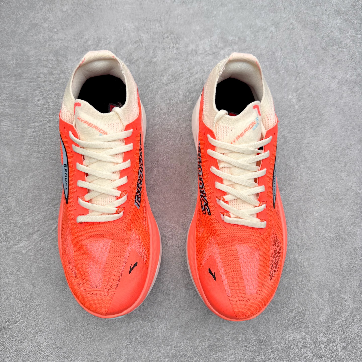 图片[2]-Brooks布鲁克斯 Hyperion Max 3 时尚舒适减震耐磨透气低帮跑步鞋 Brooks 四大跑鞋之一 百年品牌 跑鞋从外形上基本就能判断这是一款速度跑鞋 简洁干练的外形结构和极强的运动流线型看着非常有速度感 上脚的第一感觉是非常轻 美码9码的鞋单只206g不到 从个人偏好来说 200g左右的竞速鞋最具安全感 鞋面采用单层网布 很薄 前掌使用了大量开放式网眼 排气直接快速 透气性上乘 鞋舌也是轻量化设计 仅为一层麂皮 和脚背完美贴合 鞋舌中央有个防偏穿孔 从实际穿着来看 通常鞋舌都是外偏 如果是防偏穿孔位于中心 防偏效果其实并不十分有效 如果采用趋外侧的偏心设计更有效 鞋帮泡棉填充量不大 但非常紧凑 贴合舒适 包裹稳固 内置硬质TPU保证必要的稳定性 跑鞋中底采用的是DNA FLASH科技材料 DNA FLASH中底科技 是Brooks第一款将氮气注入中底的创新科技 主要原理是借助“超临界流体”发泡技术 将液态氮稳定的转化为气态氮 并使其均匀地形成无数紧密贴合的密闭式气囊结构 尺码：36 36.5 37.5 38 38.5 39 40 40.5 41 42 42.5 43 44 44.5 45-选品中心